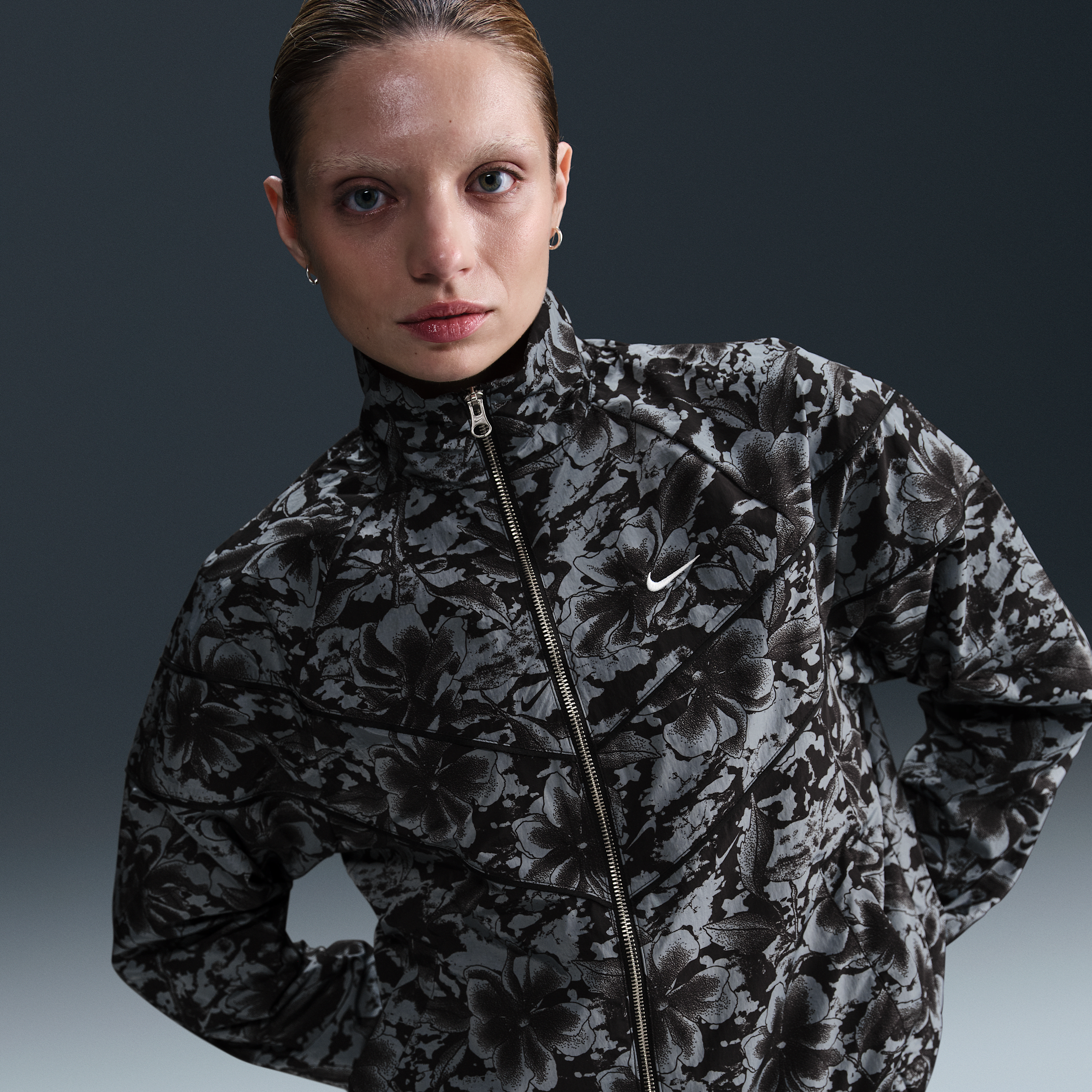 Nike Women's Sportswear Windrunner Loose Uv Protection Woven Full-zip Printed Jacket In Black