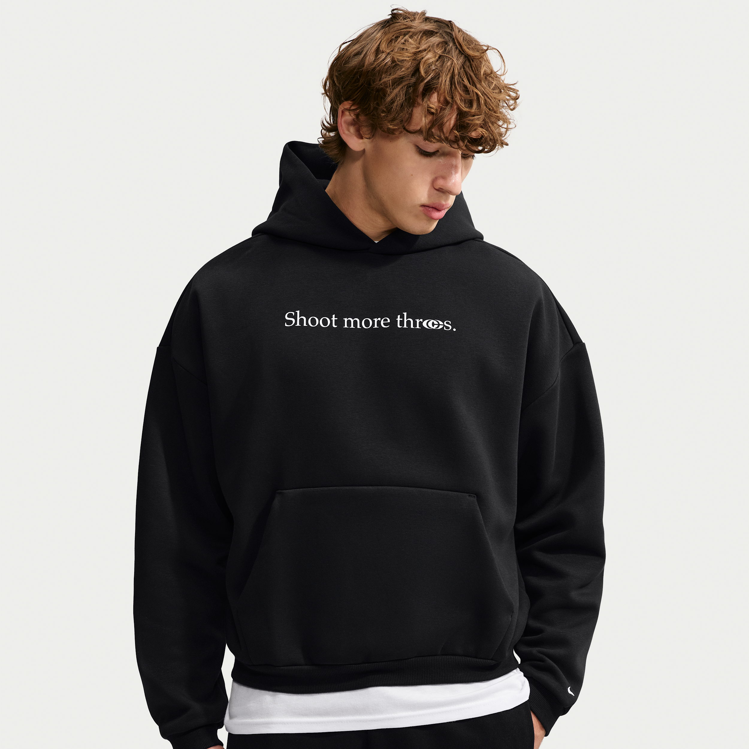 Nike Men's Caitlin Clark Standard Issue Therma-FIT Brushed Basketball Pullover Hoodie in Black | JA1566-010