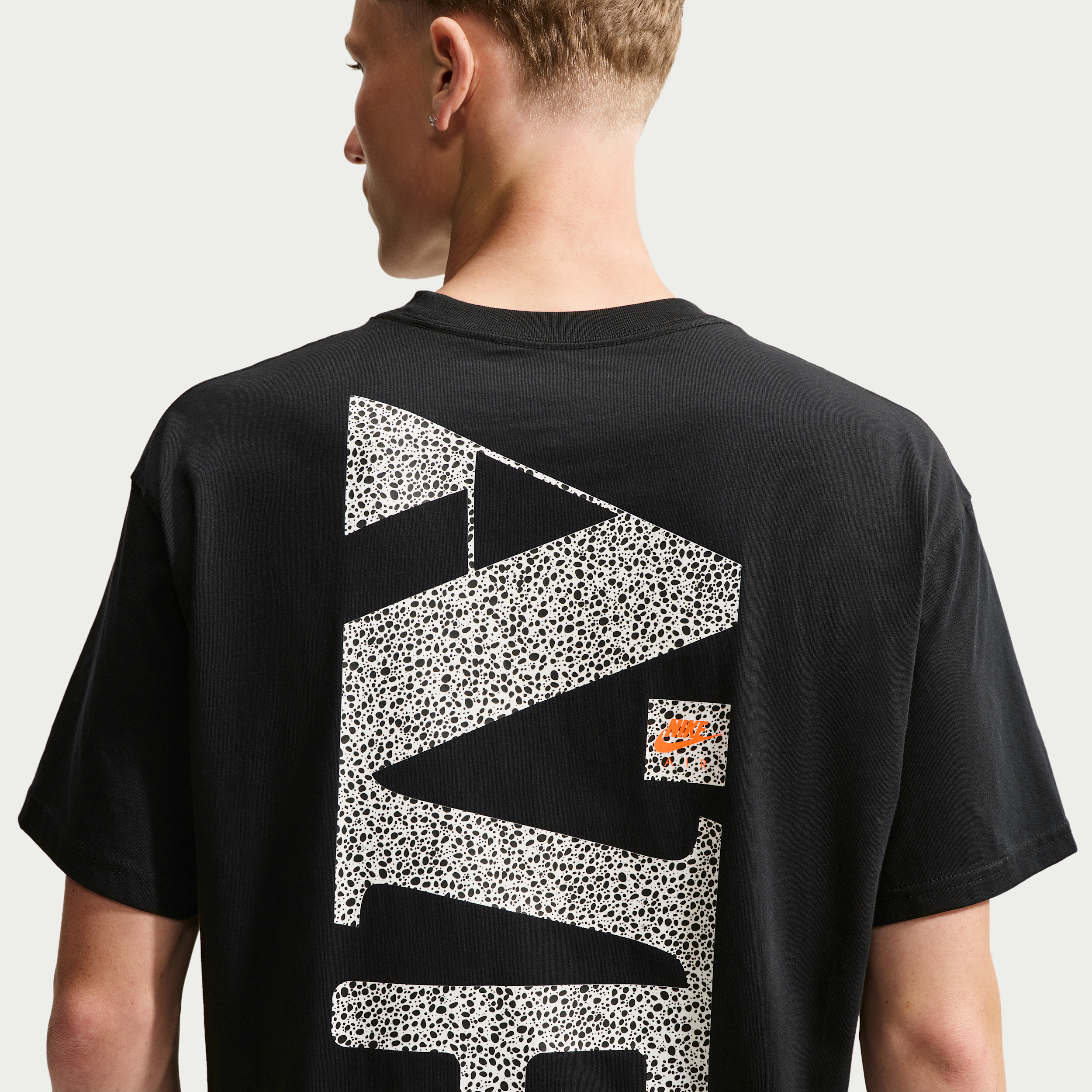 Men's Nike Sportswear T-Shirt in Black | IZ9852-010