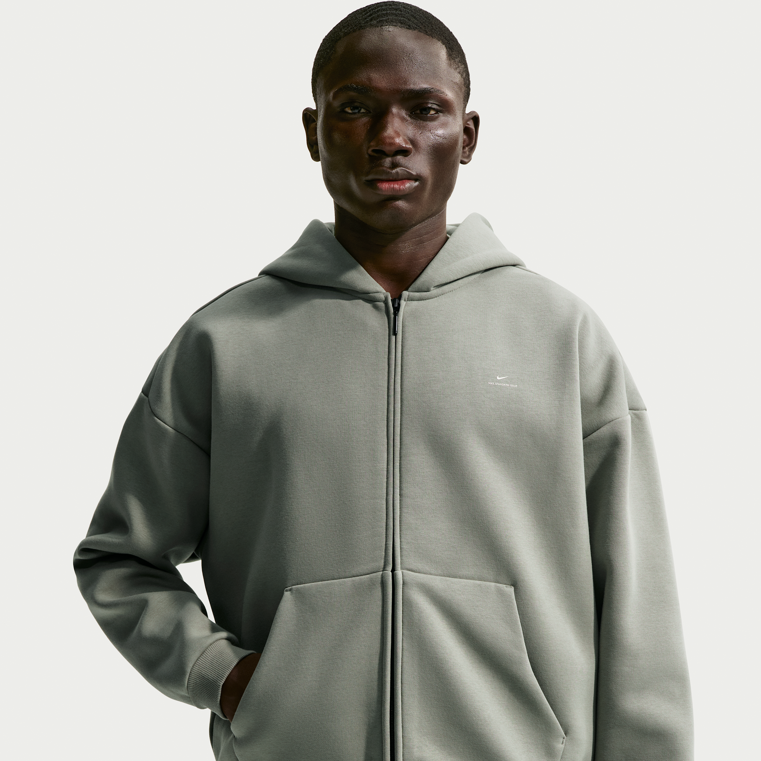Nike Men's Standard Issue Therma-FIT Full-Zip Basketball Hoodie in Grey | IO3689-059