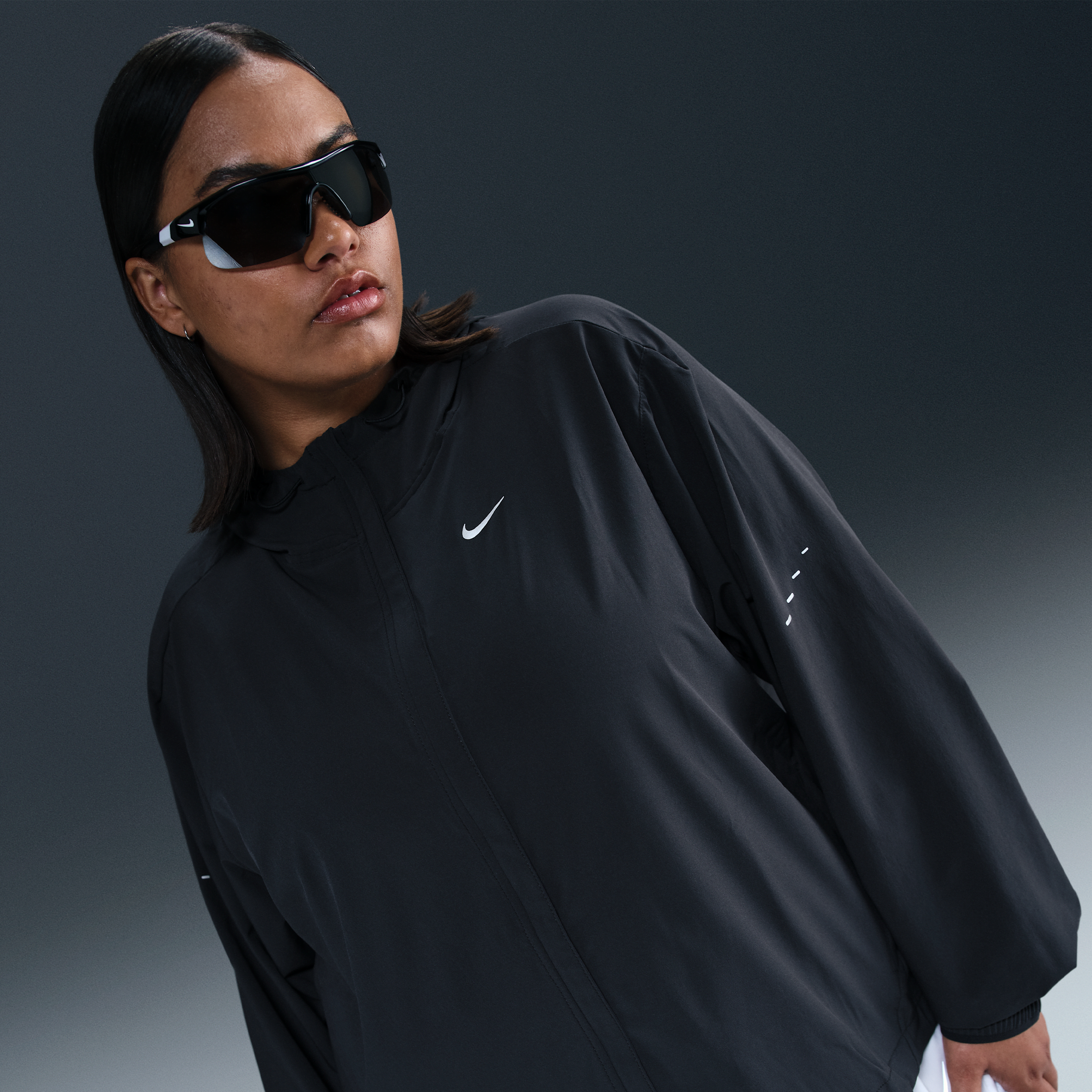 NIKE WOMEN'S SWIFT REPEL PACKABLE RUNNING JACKET (PLUS SIZE) 1015664114