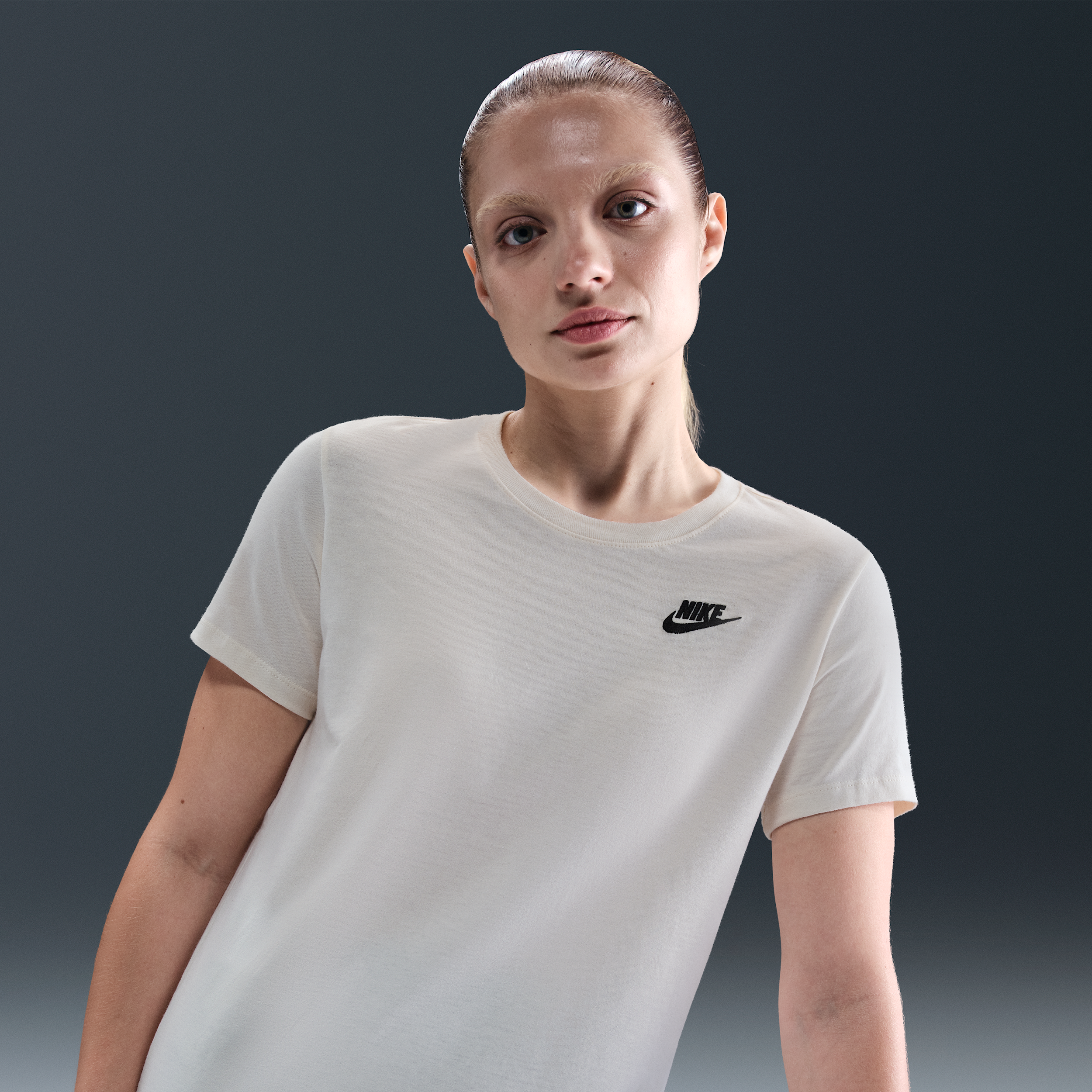 Nike Women's Sportswear Club Essentials T-shirt