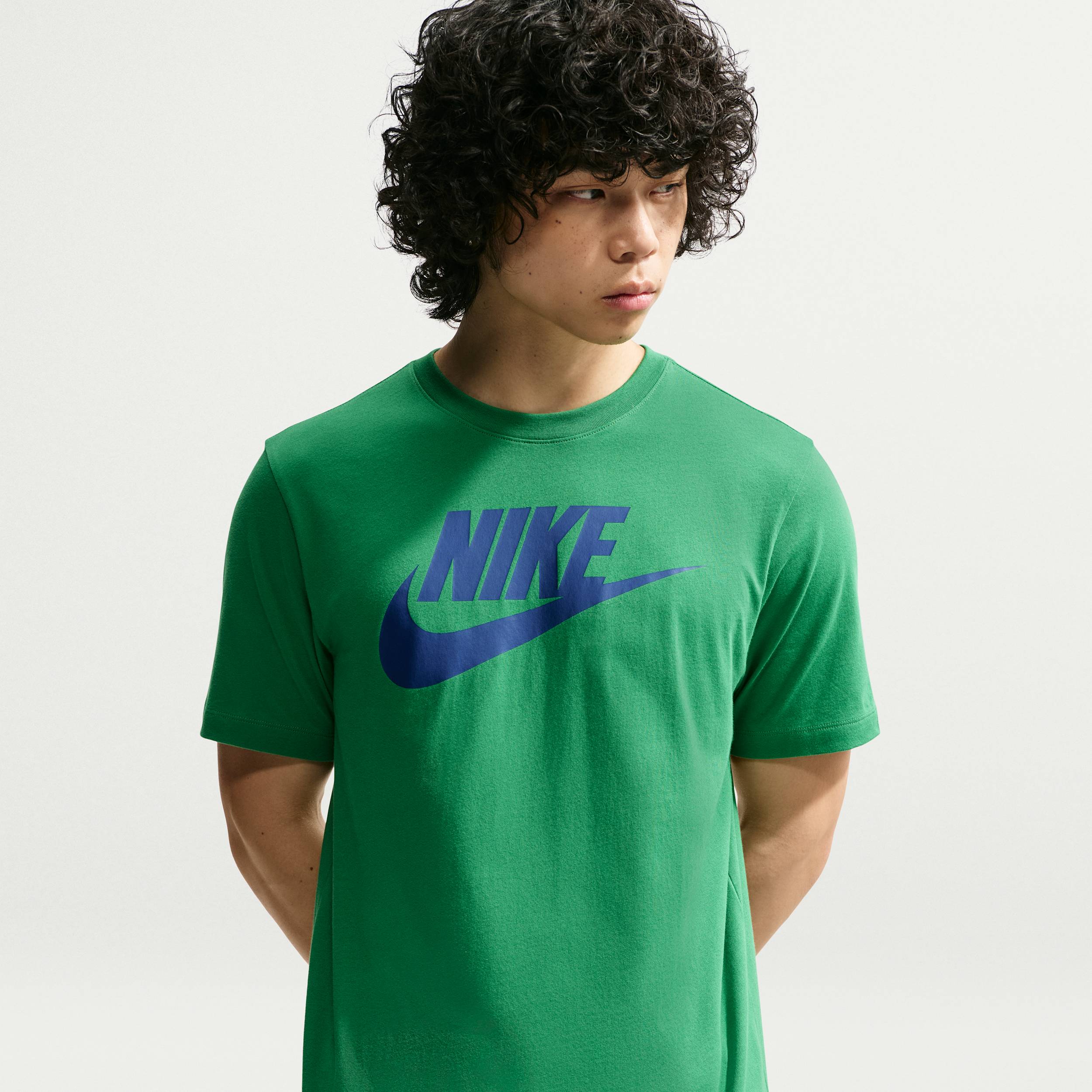 Men's Nike Sportswear T-Shirt in Green | AR5004-306