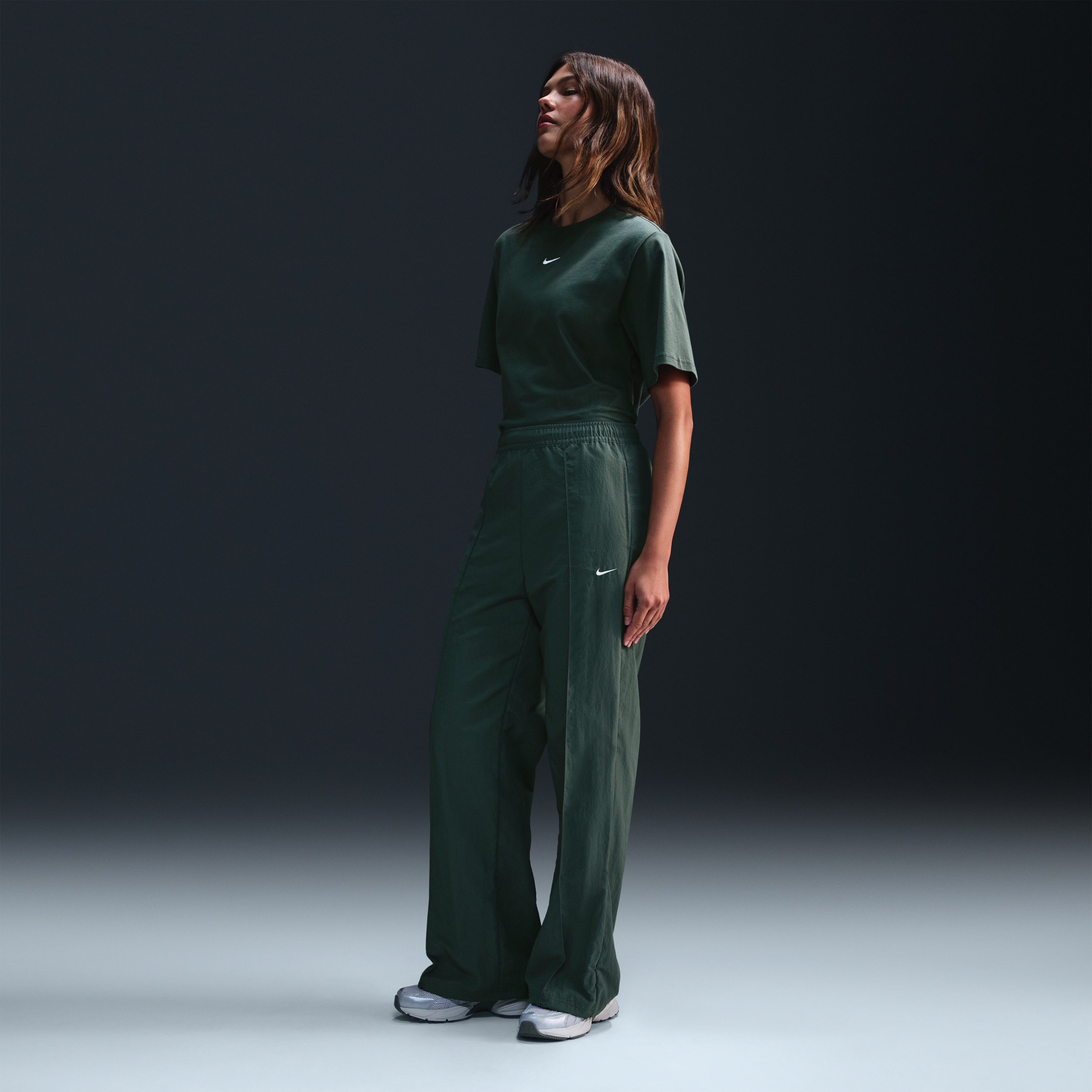 Nike Sportswear Everything Wovens Mid-rise Open-hem Pants In Green