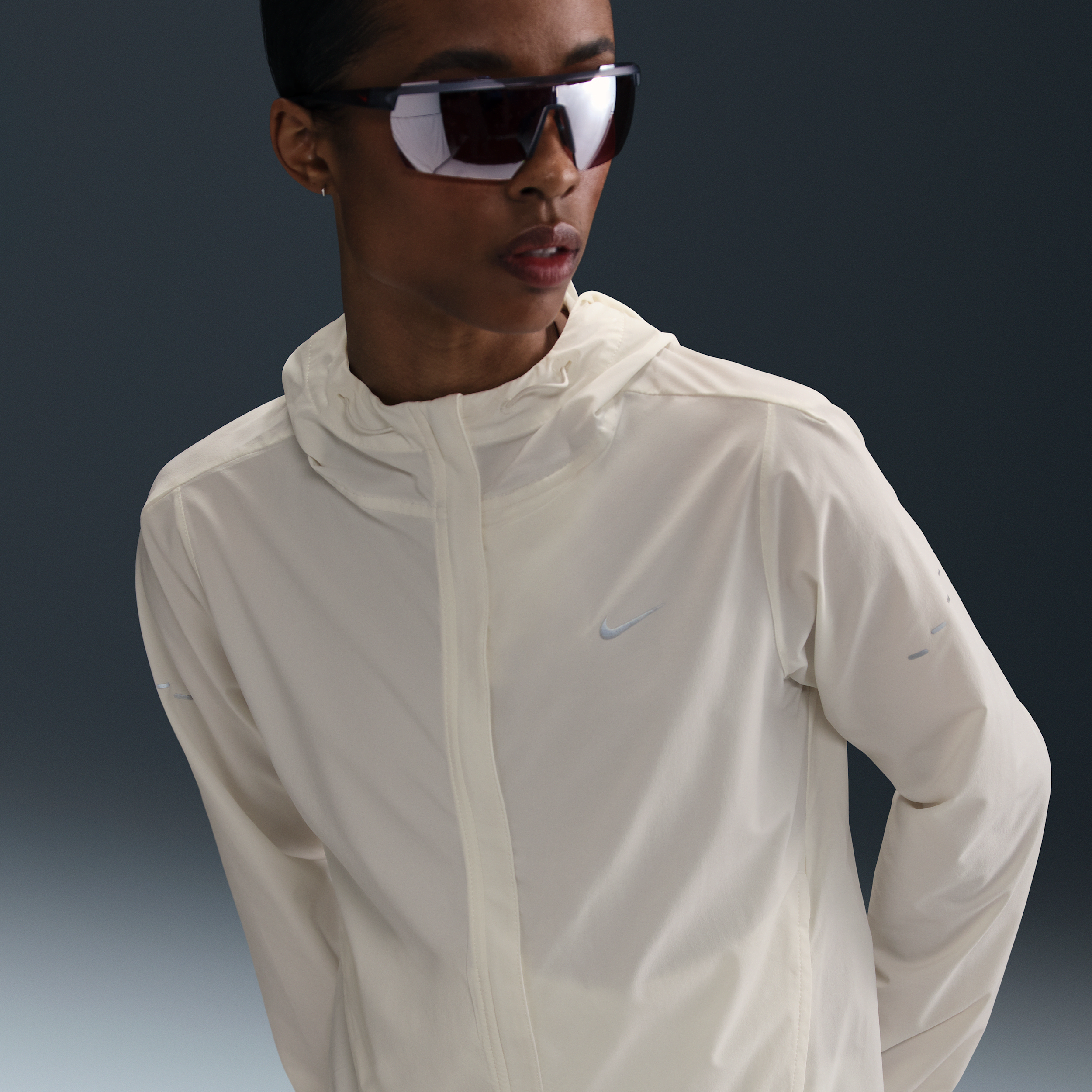 NIKE WOMEN'S SWIFT REPEL PACKABLE RUNNING JACKET 1015661173