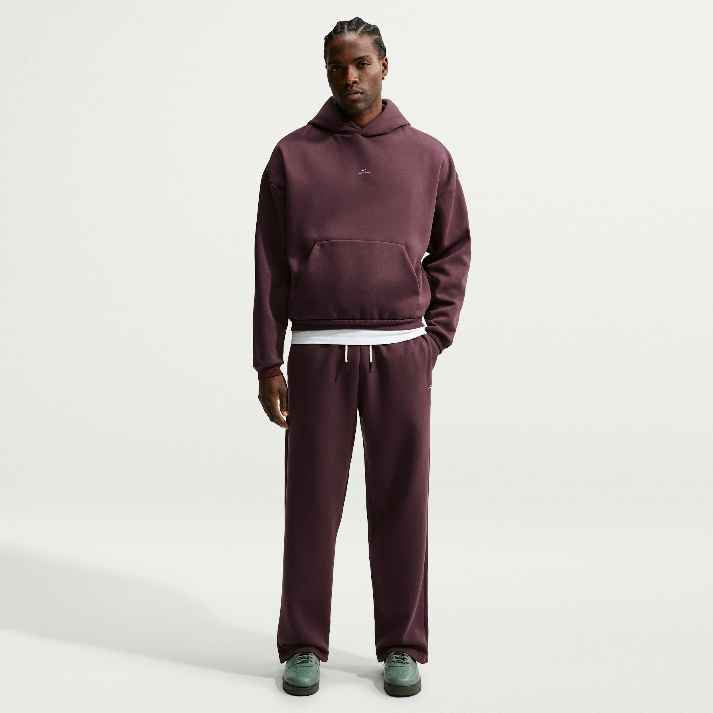 Nike Men's Standard Issue Therma-FIT Brushed Open-Hem Basketball Pants in Red | IM6333-652