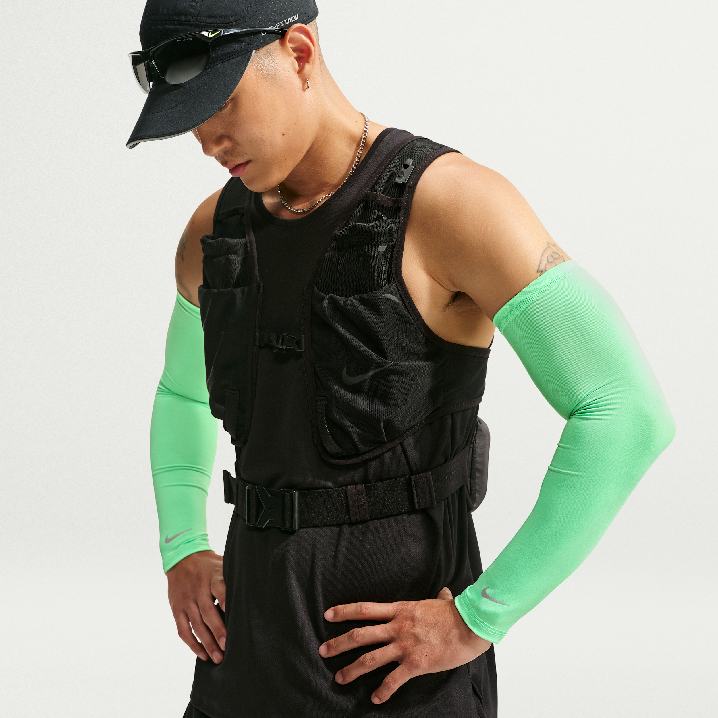 Nike Unisex Dri-FIT Lightweight Sleeves 2.0 in Green | N1004268-318