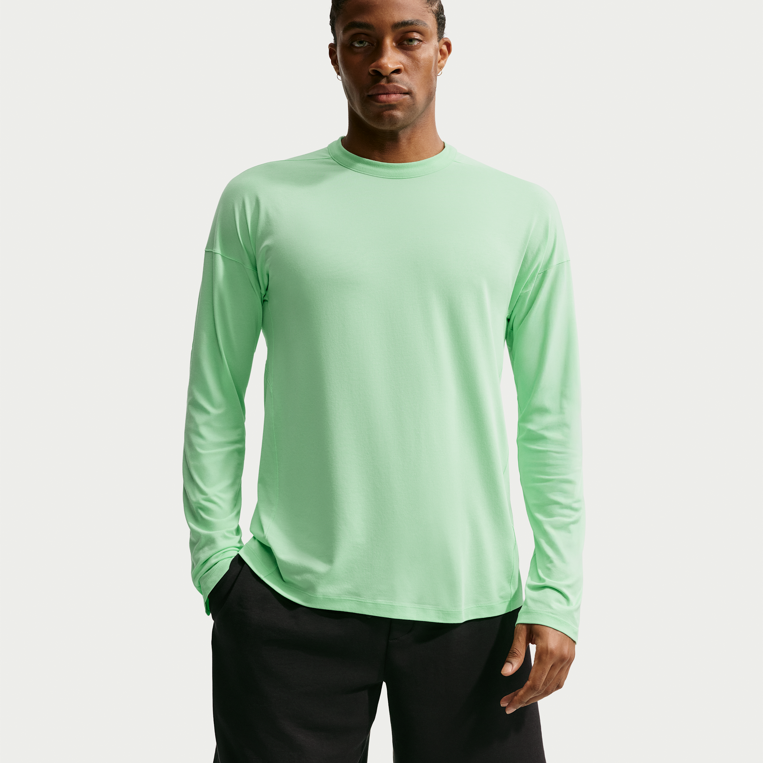 Nike Men's 24.7 ImpossiblySoft Light Dri-FIT Long-Sleeve Top in Green | IQ8275-351