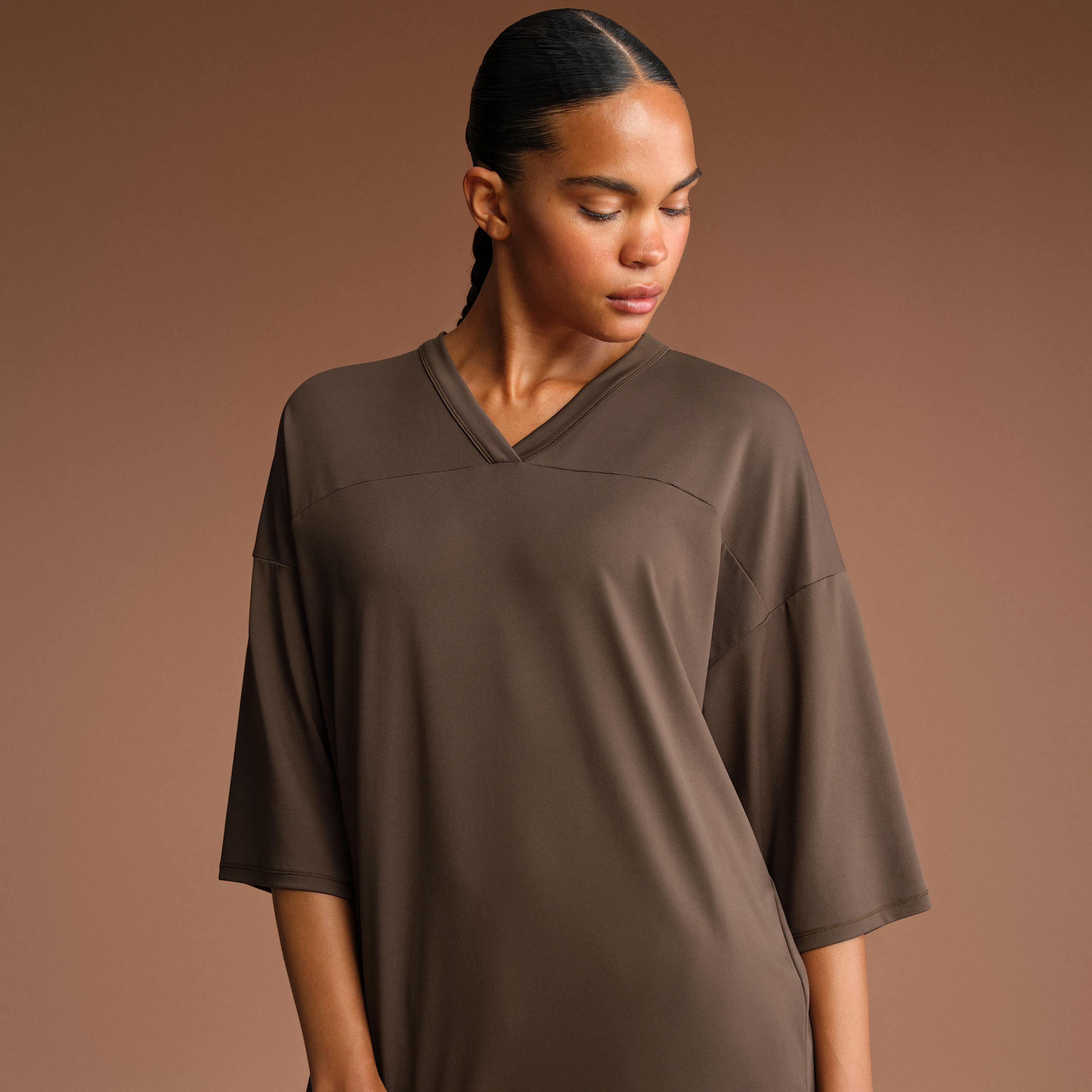 Nike Women'sskims Airy Oversized V-neck T-shirt In Brown