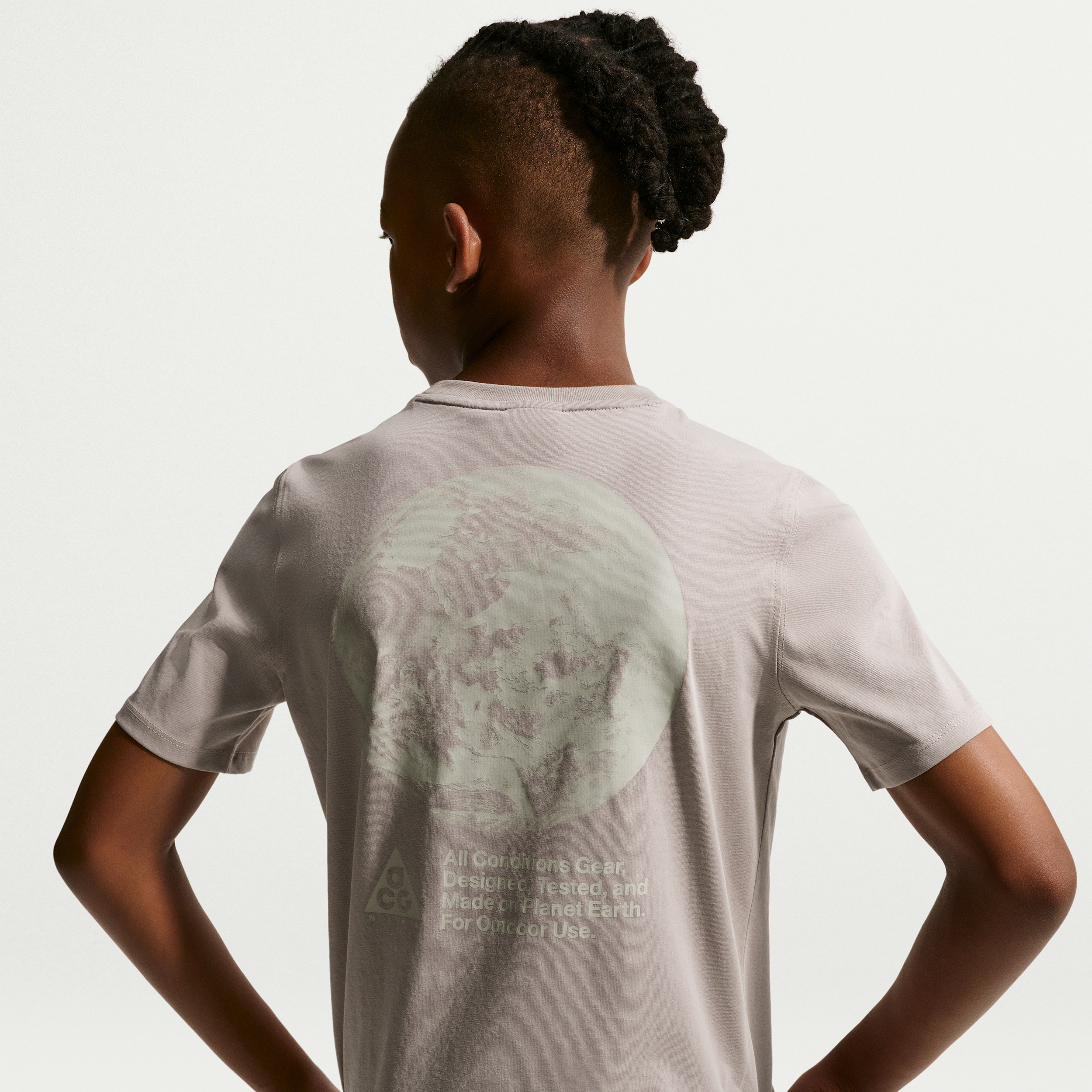Nike ACG Big Kids' Dri-FIT Planet Earth T-Shirt in Grey | 9WCA42-G3O