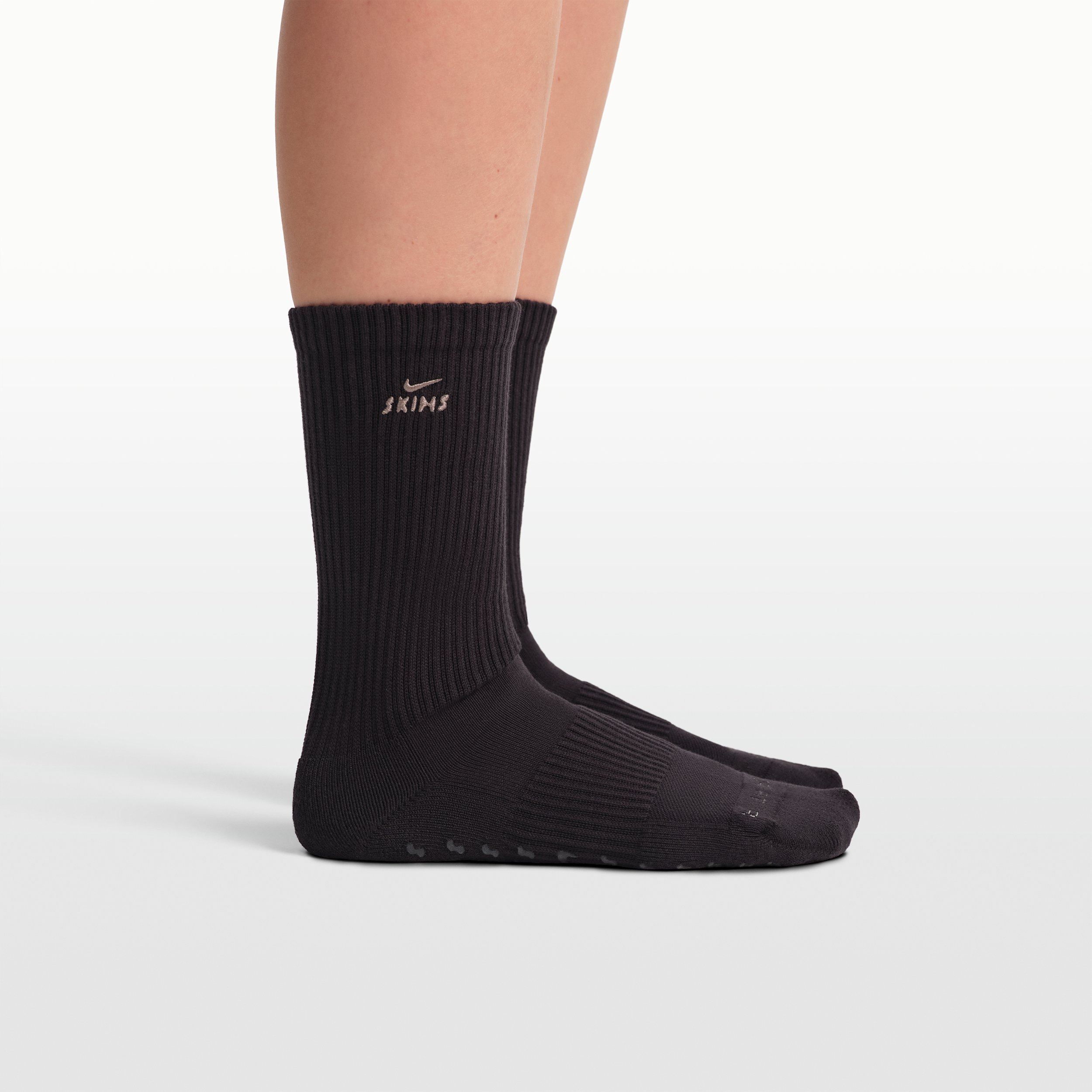 Nike Women's SKIMS Dri-FIT Pilates Grip Crew Socks (1 Pair) in Black | S1016195-024