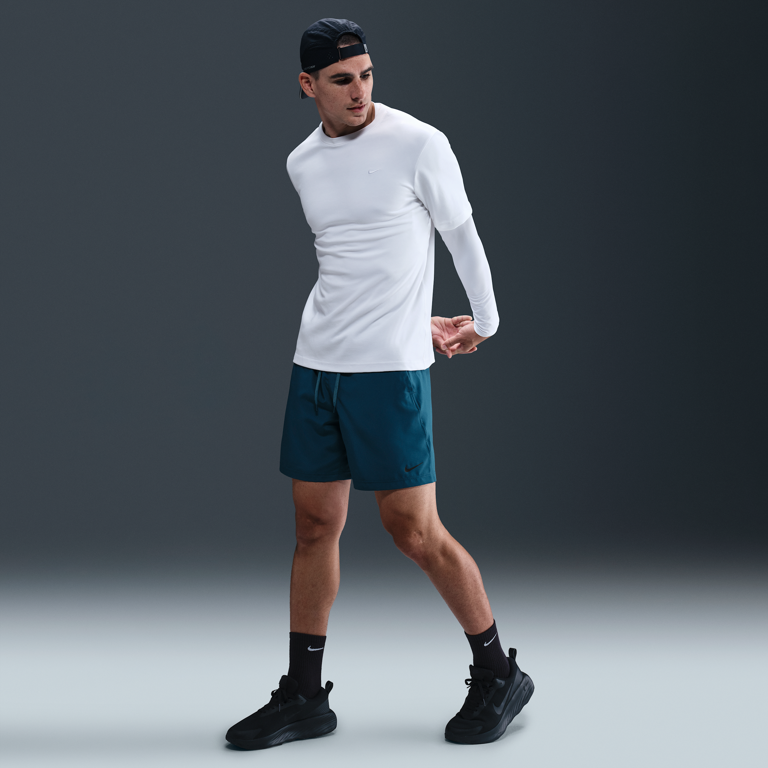 Nike Men's Form Dri-fit 7" Unlined Versatile Shorts In Blue