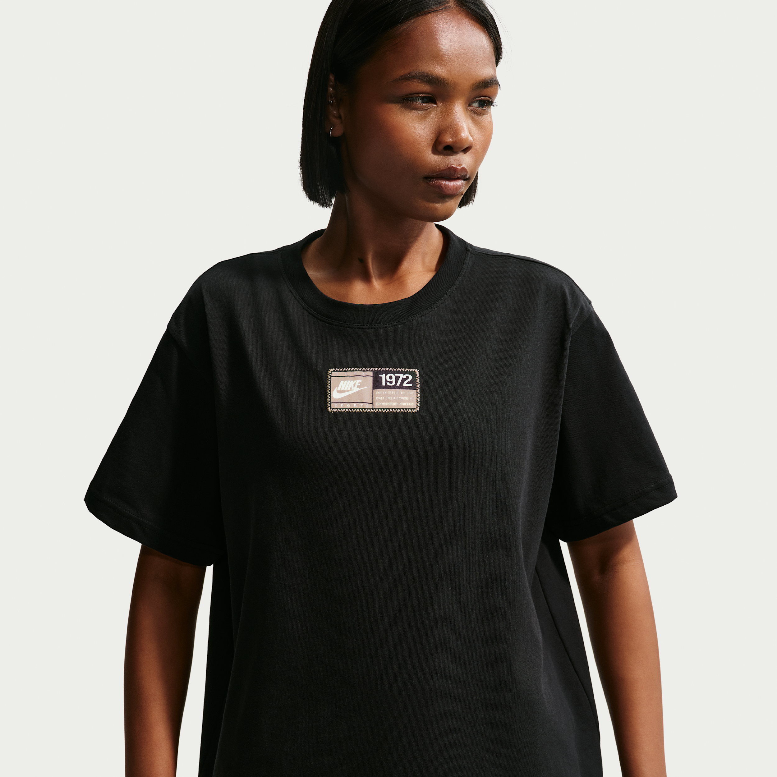 Nike Women's Sportswear Classic Oversized Graphic T-Shirt, Medium, Black