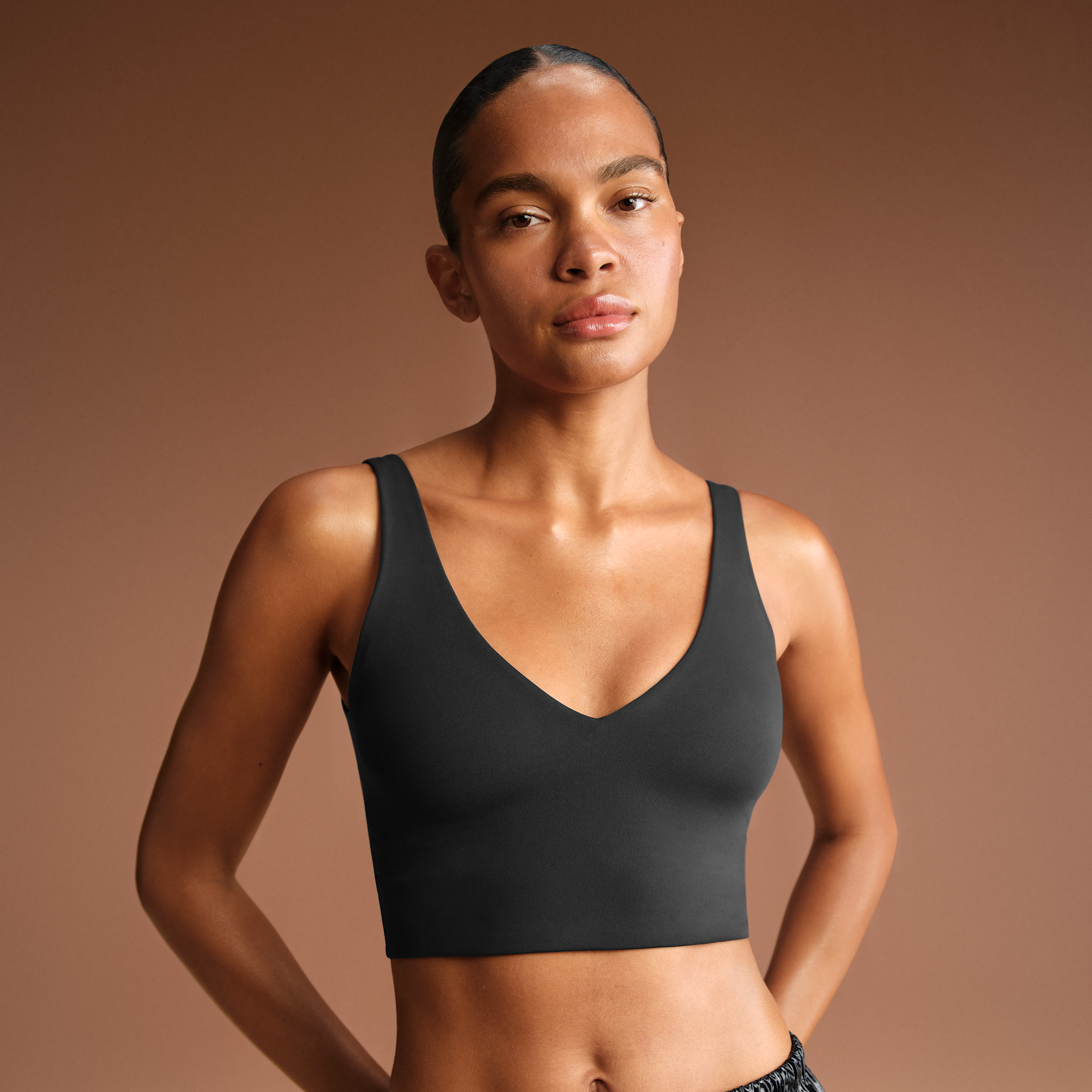 Nike Women'sskims Matte V-neck Long-line Bra In Black