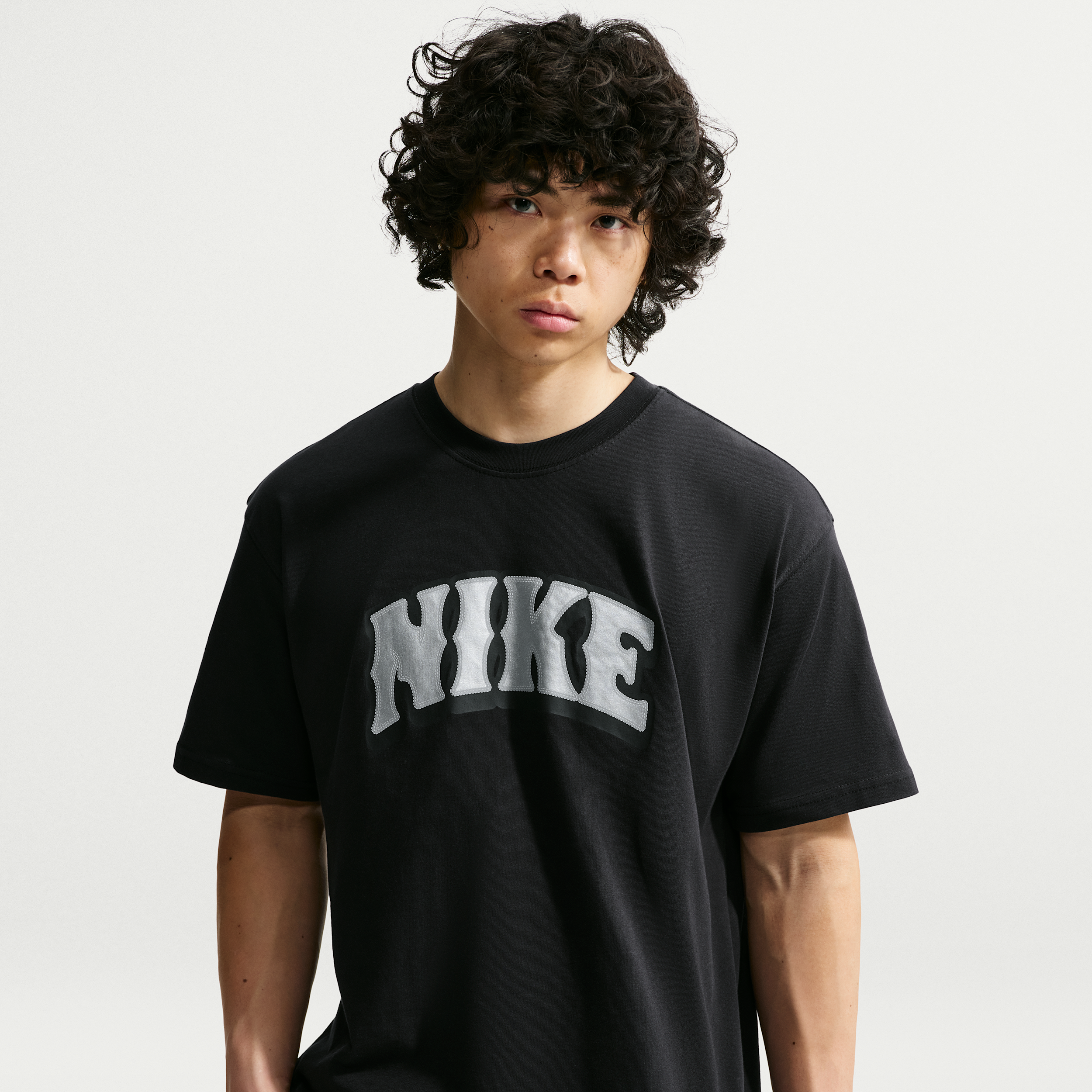 Nike Men's Sportswear Arch Logo Graphic T-Shirt, XS, Black