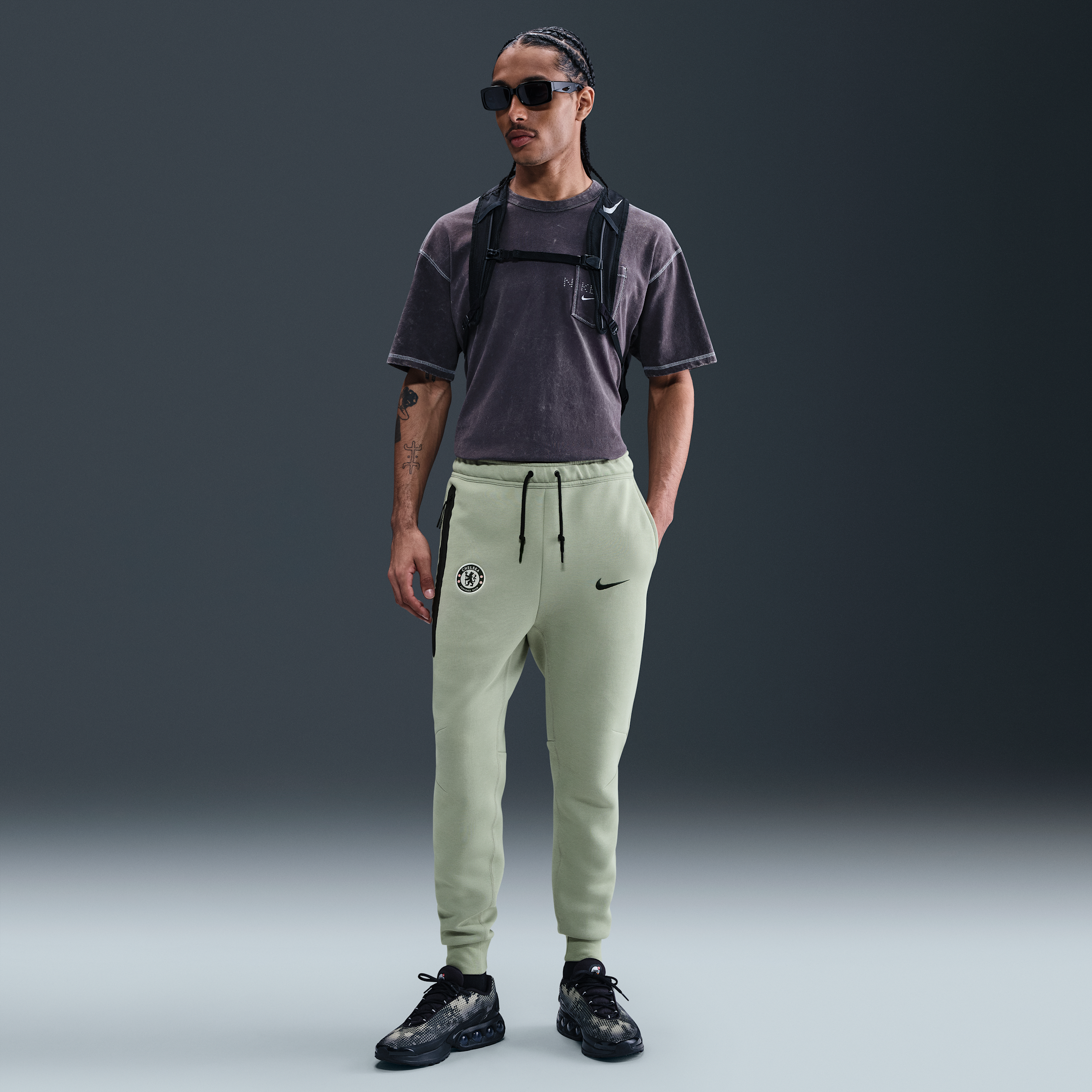 Chelsea FC Tech Nike Men's Soccer Fleece Jogger Pants in Green | HJ6442-370