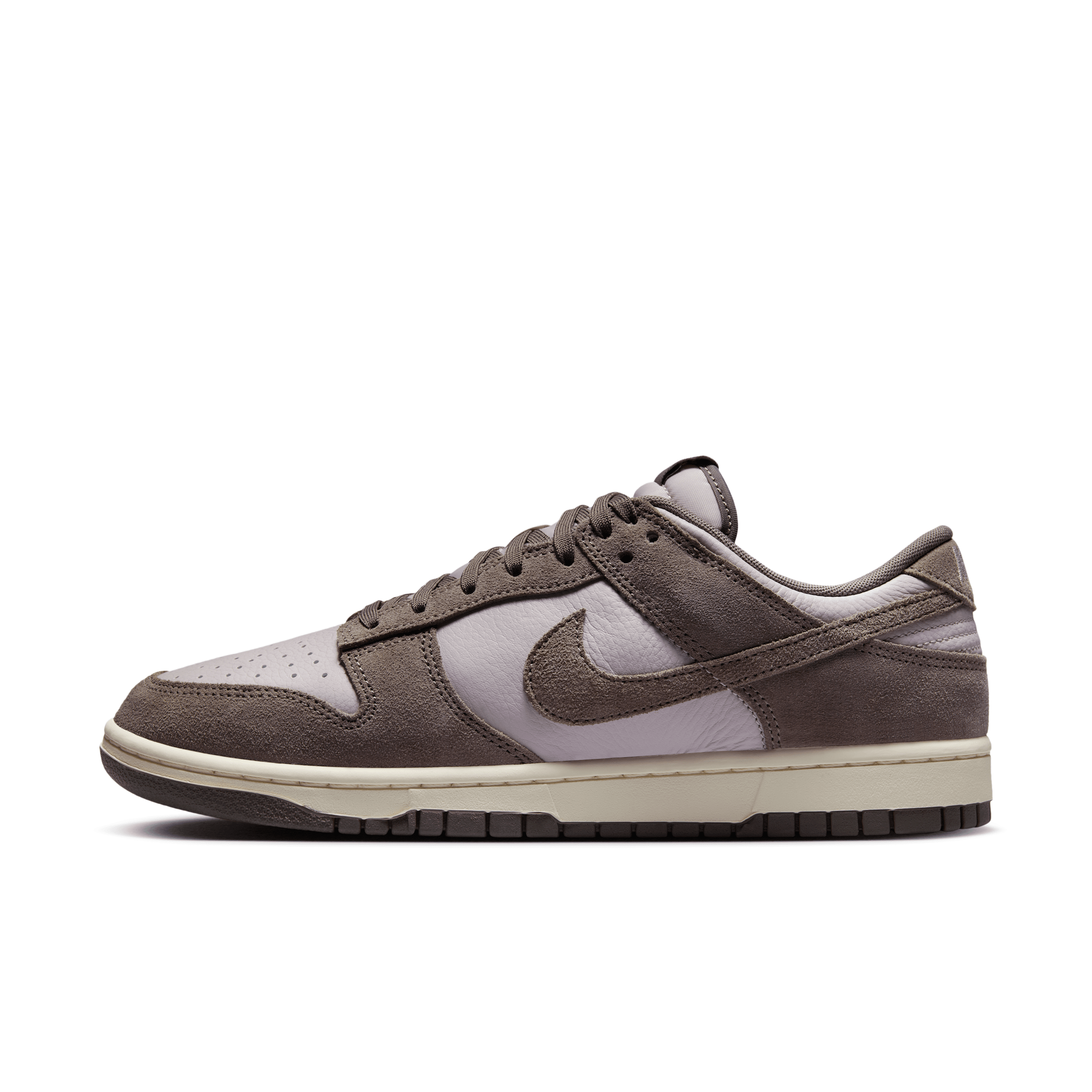 Nike Dunk Low Se Basketball Sneaker In Purple
