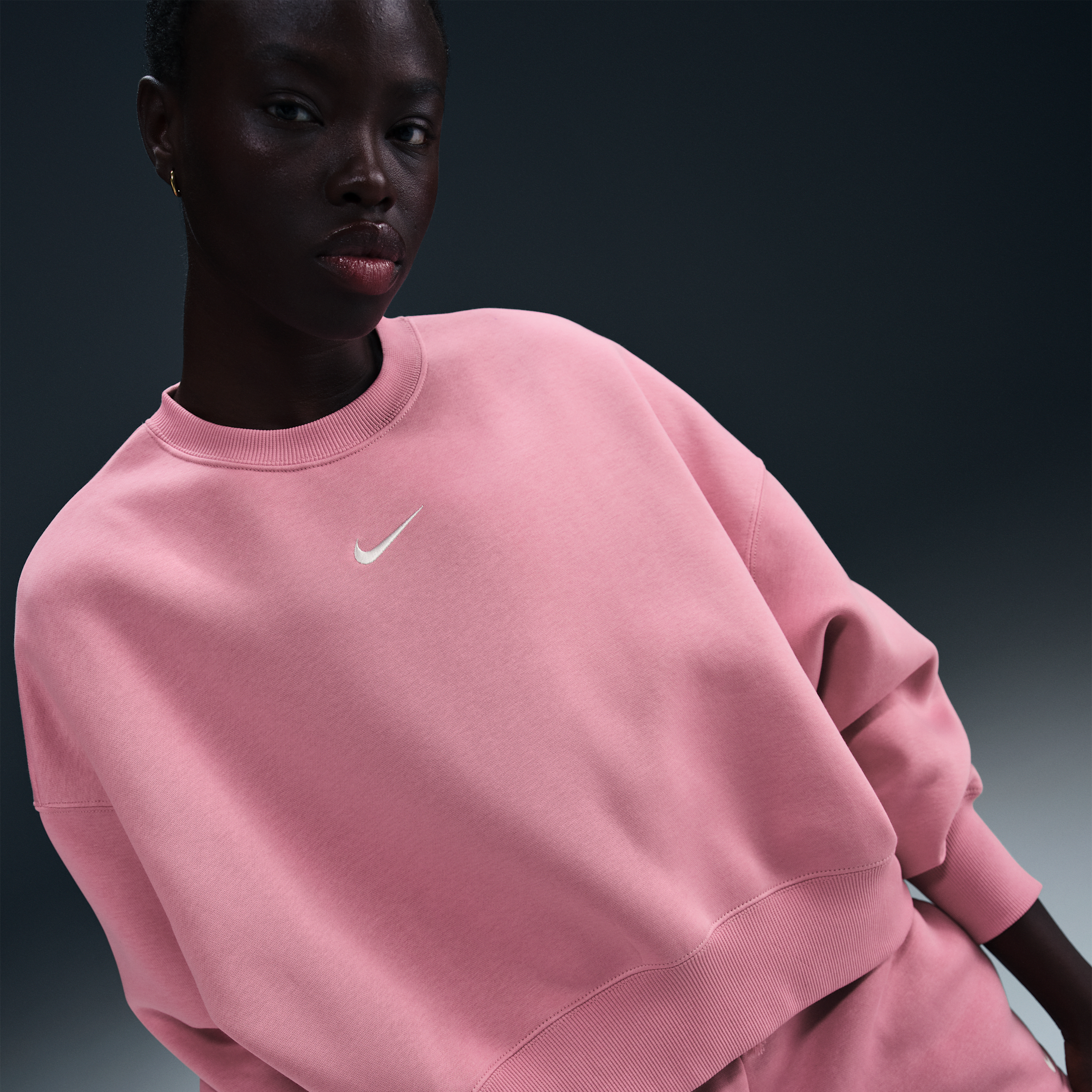 NIKE WOMEN'S SPORTSWEAR PHOENIX FLEECE OVER-OVERSIZED CREW-NECK SWEATSHIRT 1015659471