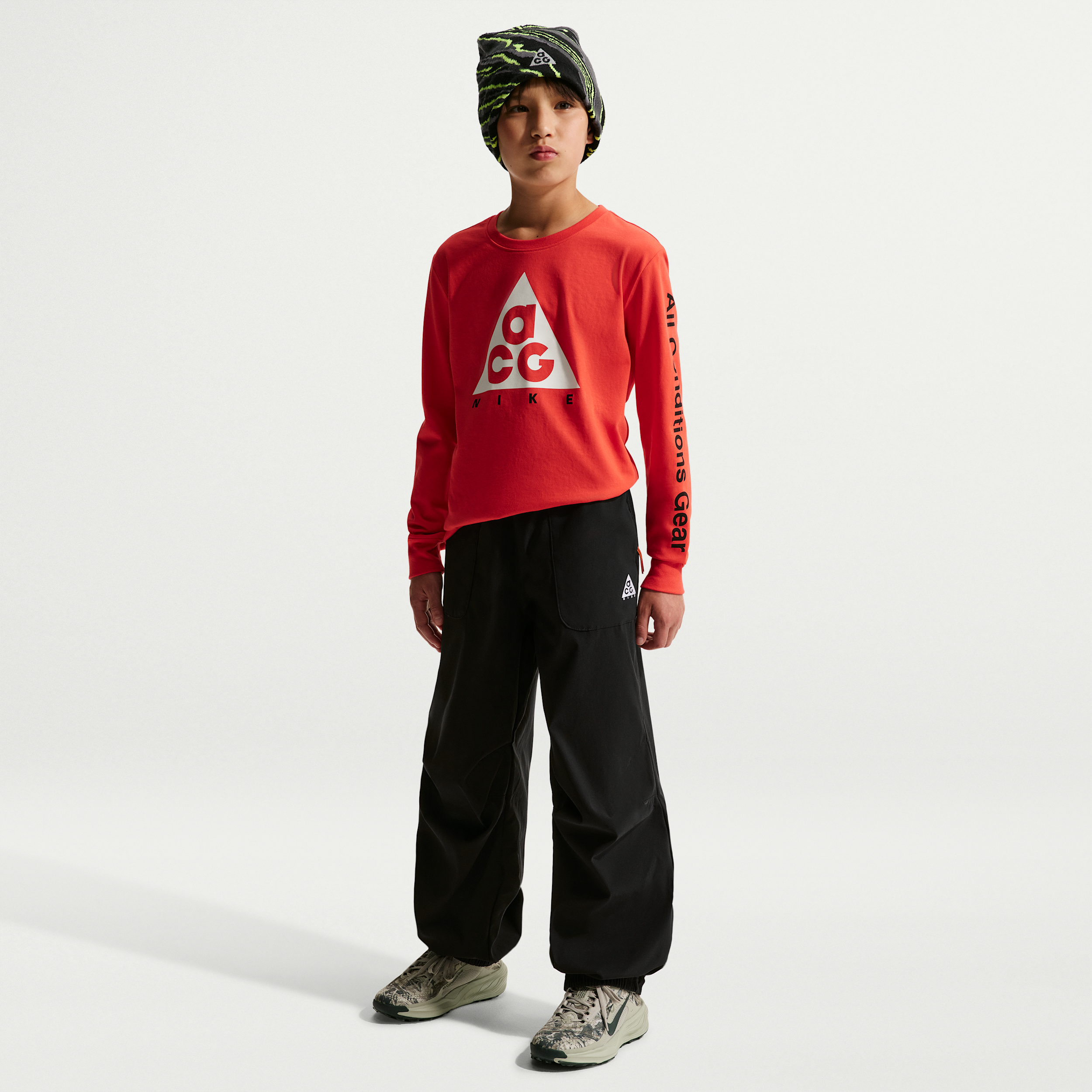 Nike ACG Big Kids' Woven Hiking Jogger Pants in Black | 9WCA34-023