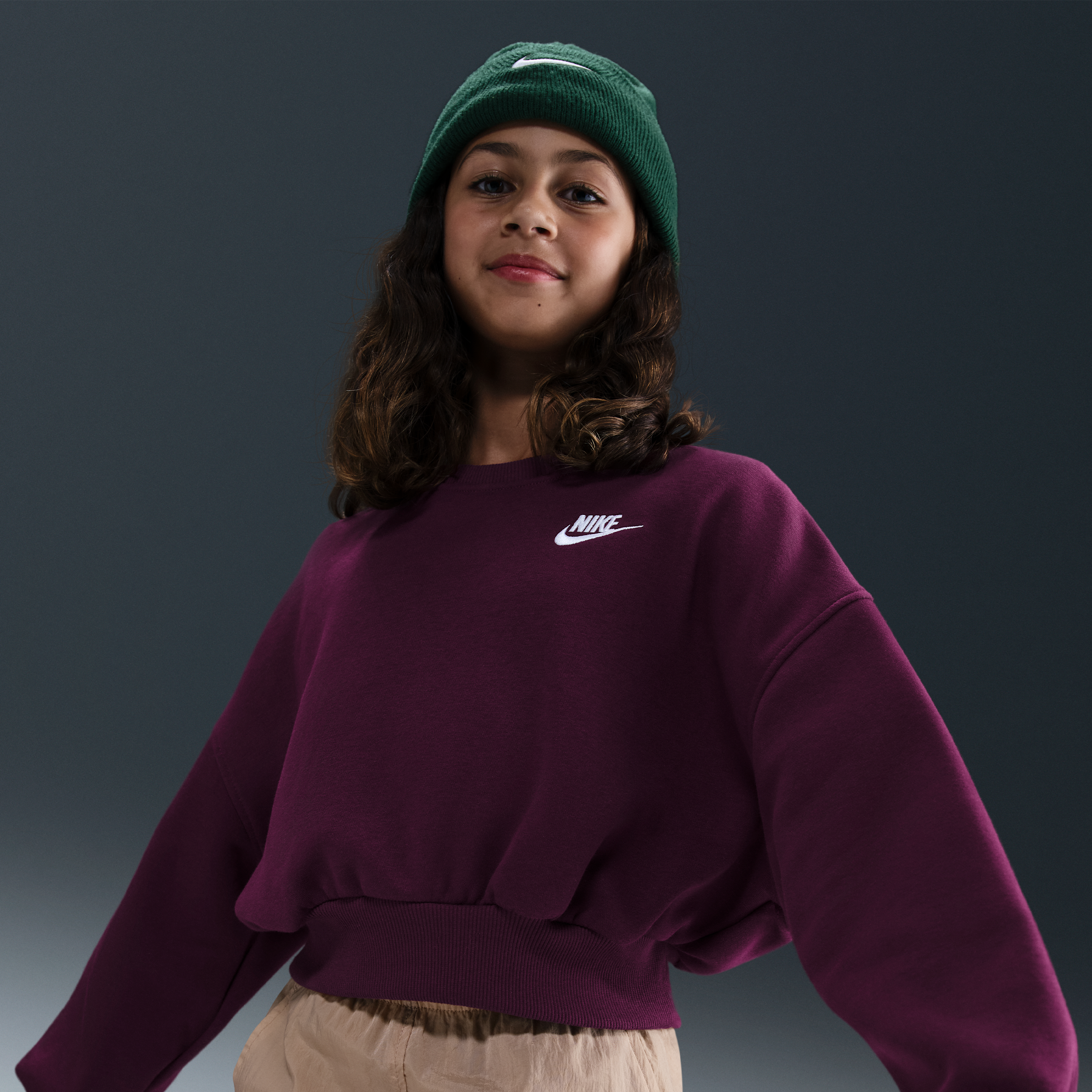 Unisex Nike Sportswear Club Fleece Girls' Boxy Crew-Neck Sweatshirt in Red | FZ9244-610