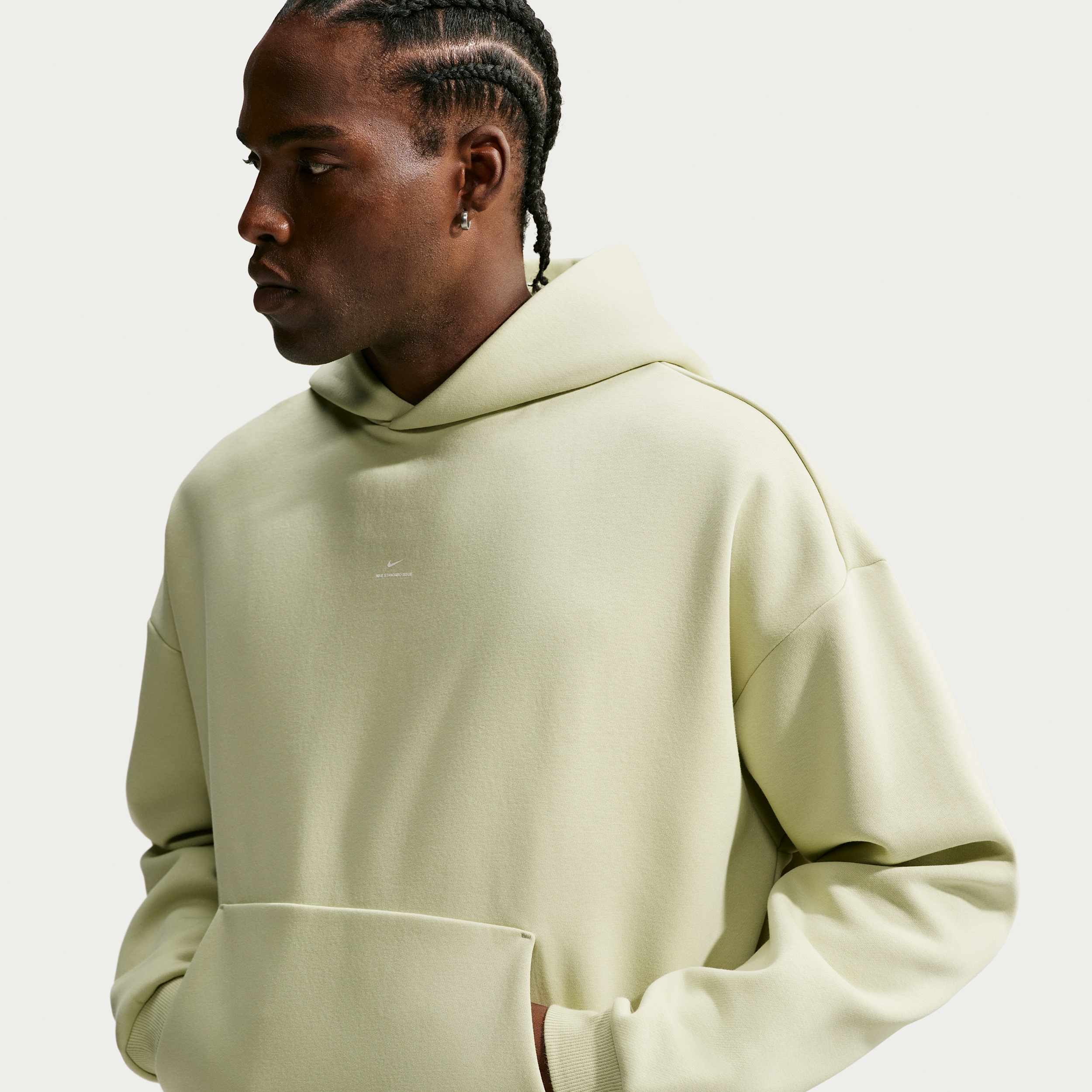 Nike Men's Standard Issue Therma-FIT Brushed Basketball Pullover Hoodie in Green | IM5918-371