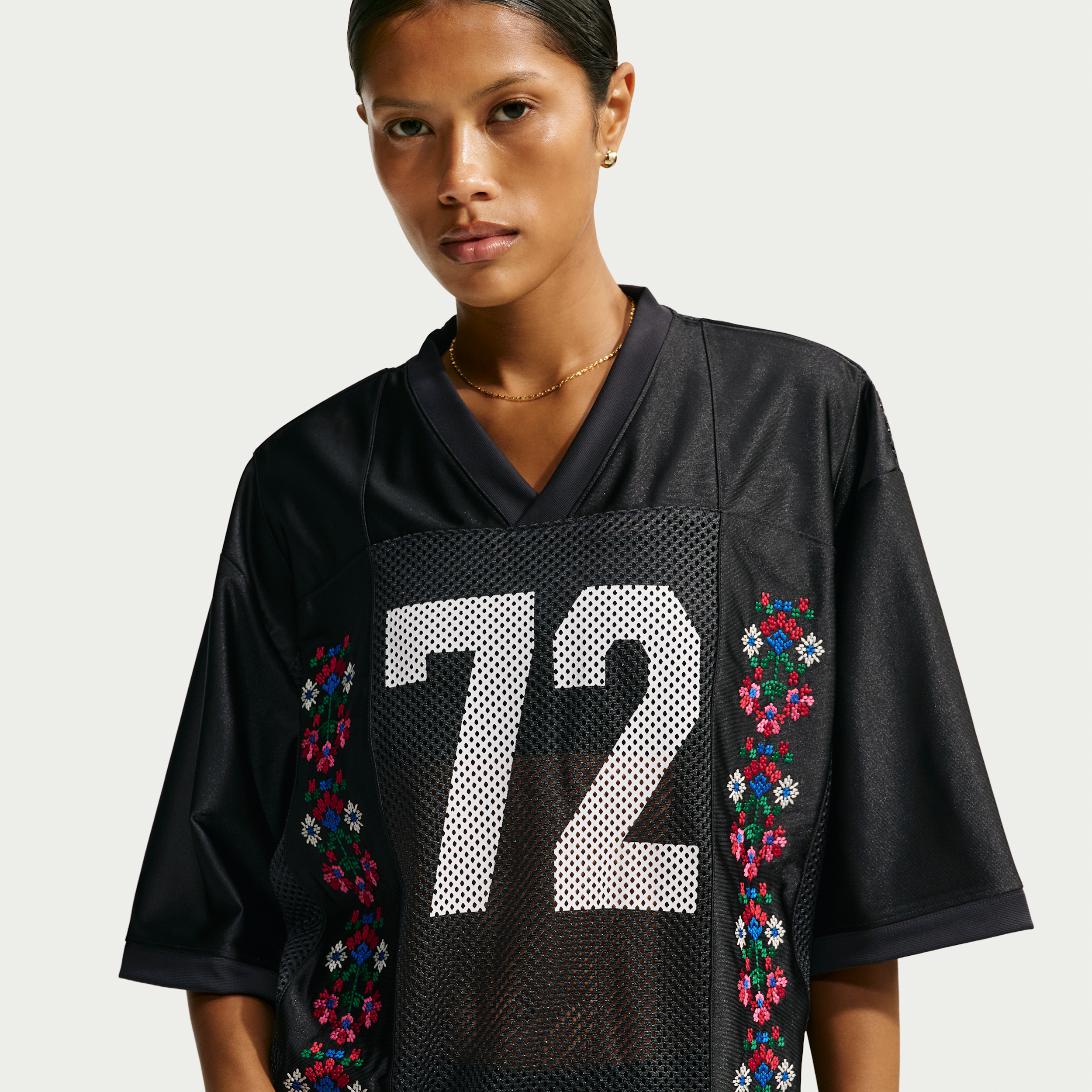 Women's Nike Sportswear Oversized Short-Sleeve Graphic Jersey in Black | IW1062-045
