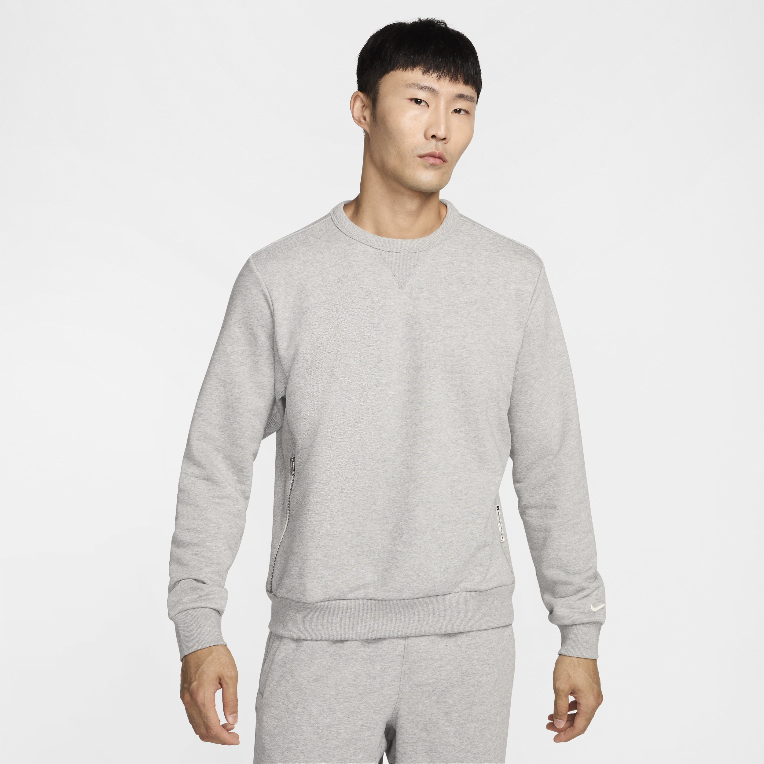 Nike Men's Standard Issue Dri-fit Basketball Crew-neck Sweatshirt In Grey