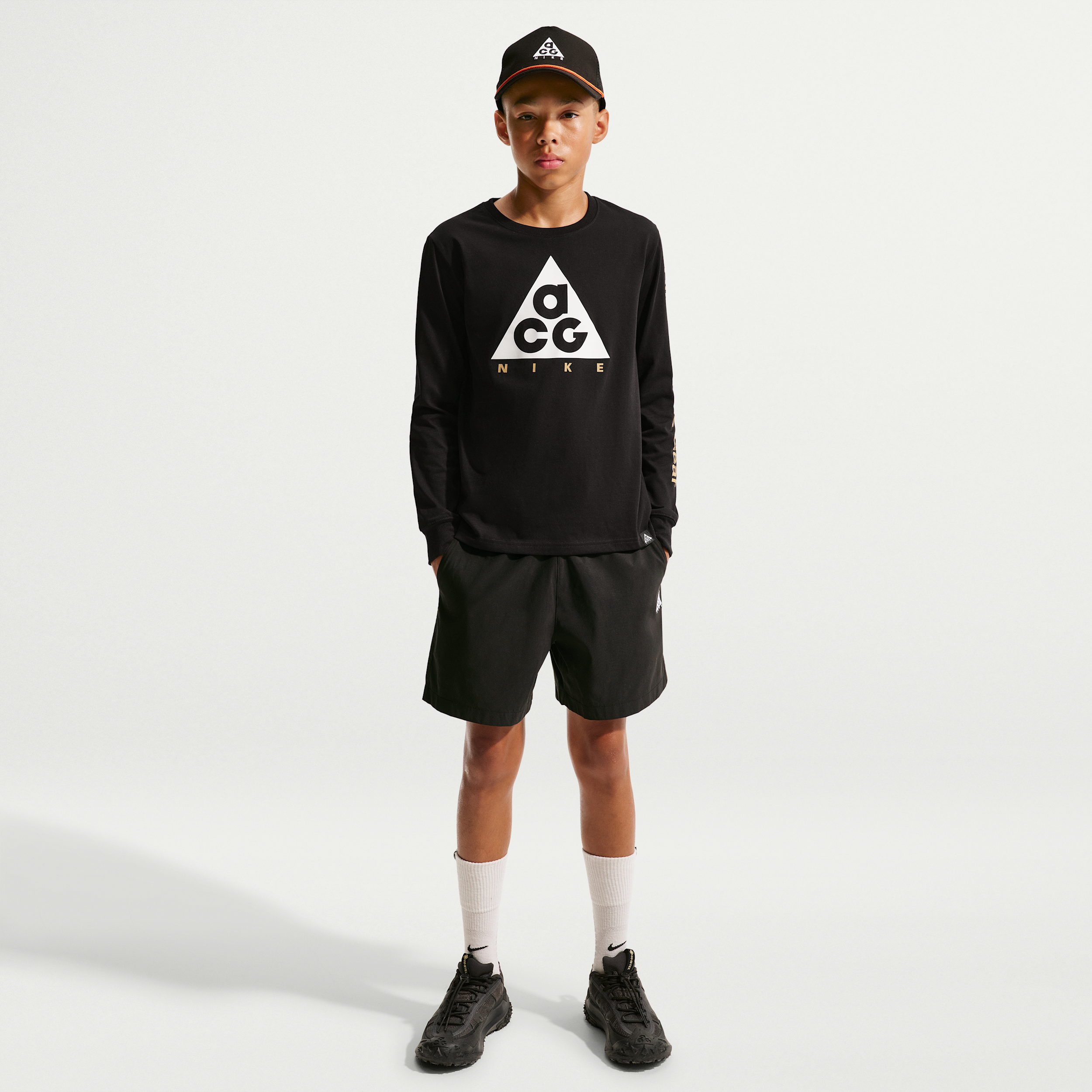 Nike ACG Big Kids' Pull-On Hiking Shorts in Black | 9WCA70-023