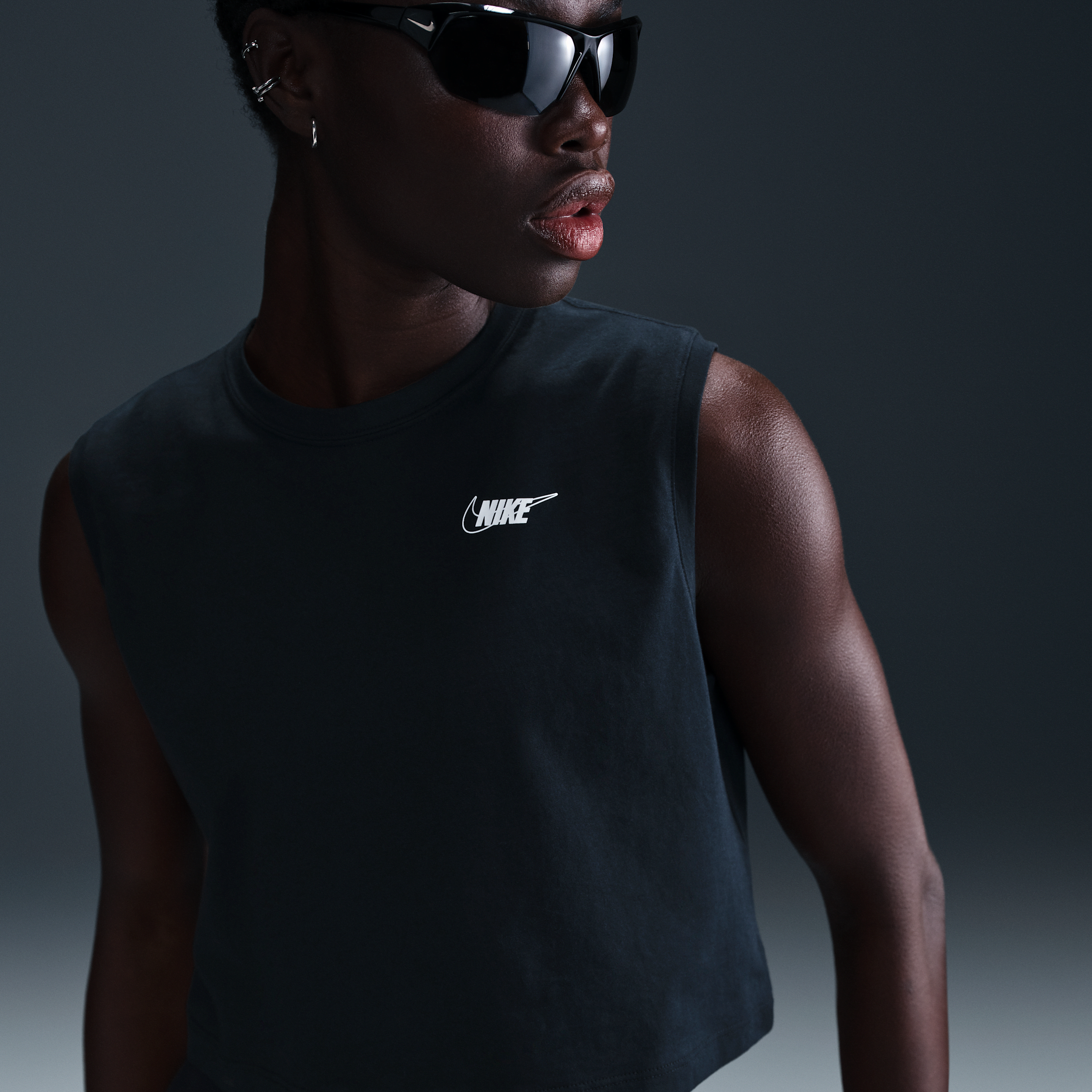 Nike Women's Sportswear Club Sleeveless Cropped Graphic T-shirt