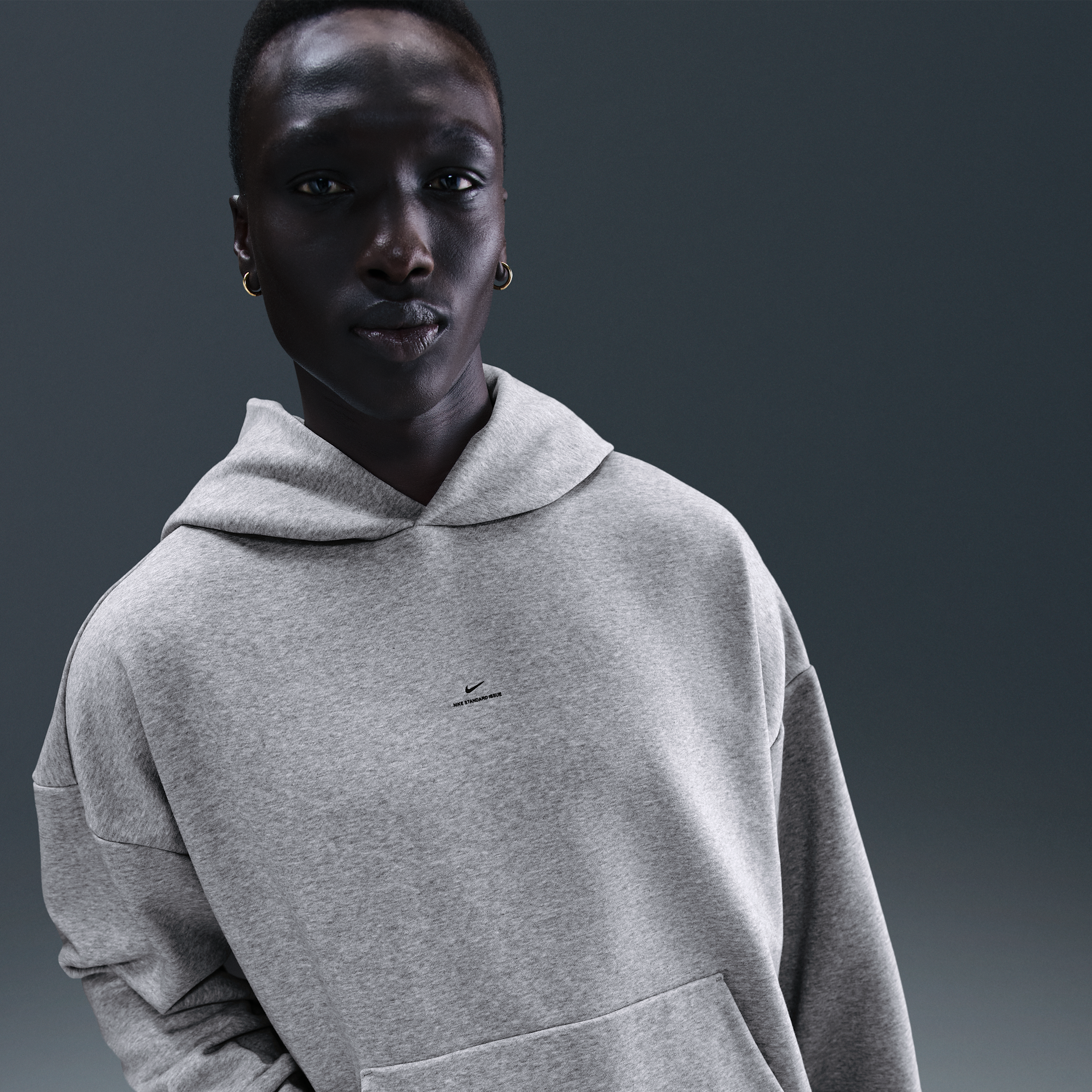 Nike Men's Standard Issue Therma-fit Brushed Basketball Pullover Hoodie In Gray