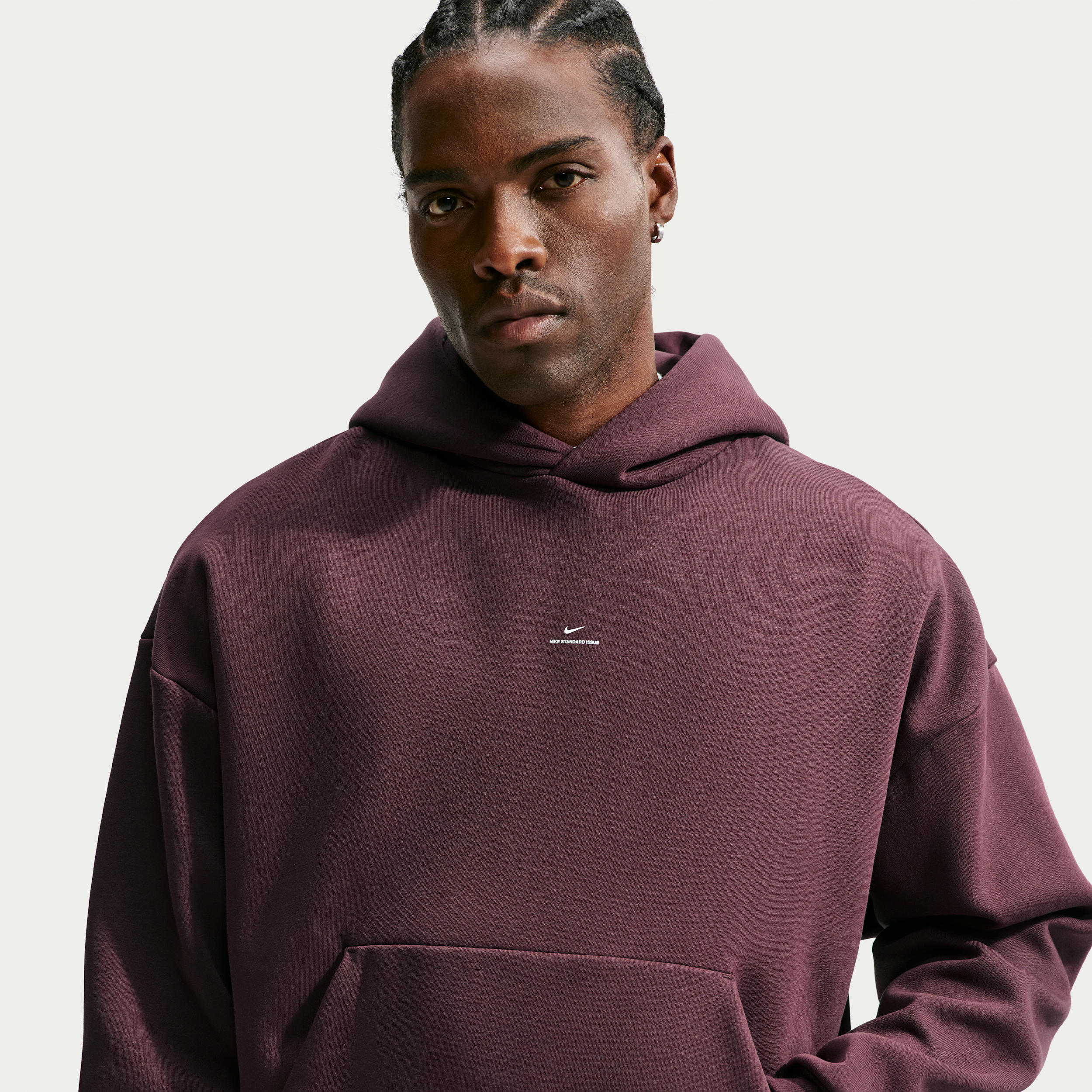 Nike Men's Standard Issue Therma-FIT Brushed Basketball Pullover Hoodie in Red | IM5918-652