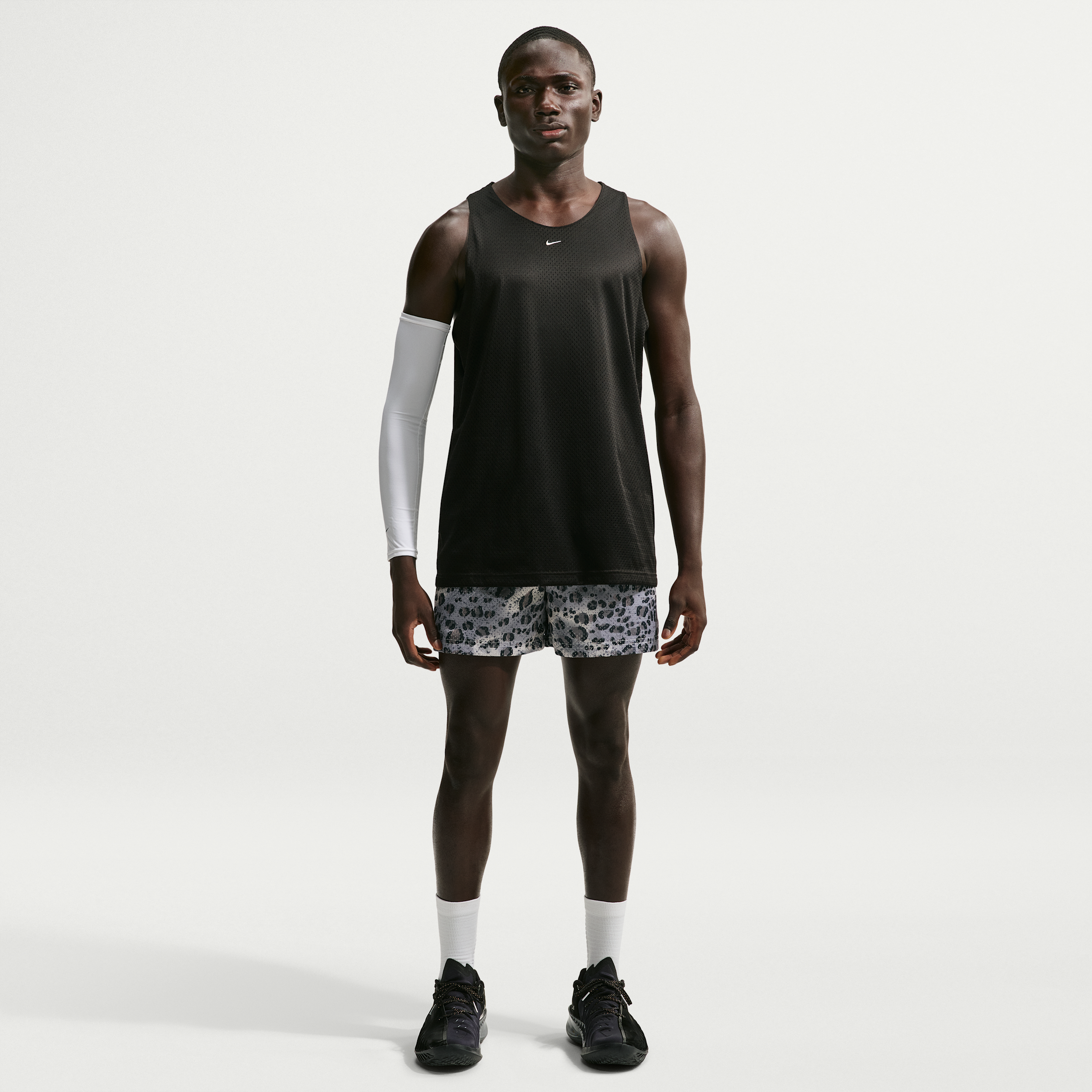 Nike Men's Dri-FIT Standard Issue Spotted 5'' Mesh Basketball Practice Short, Small, Vast Grey