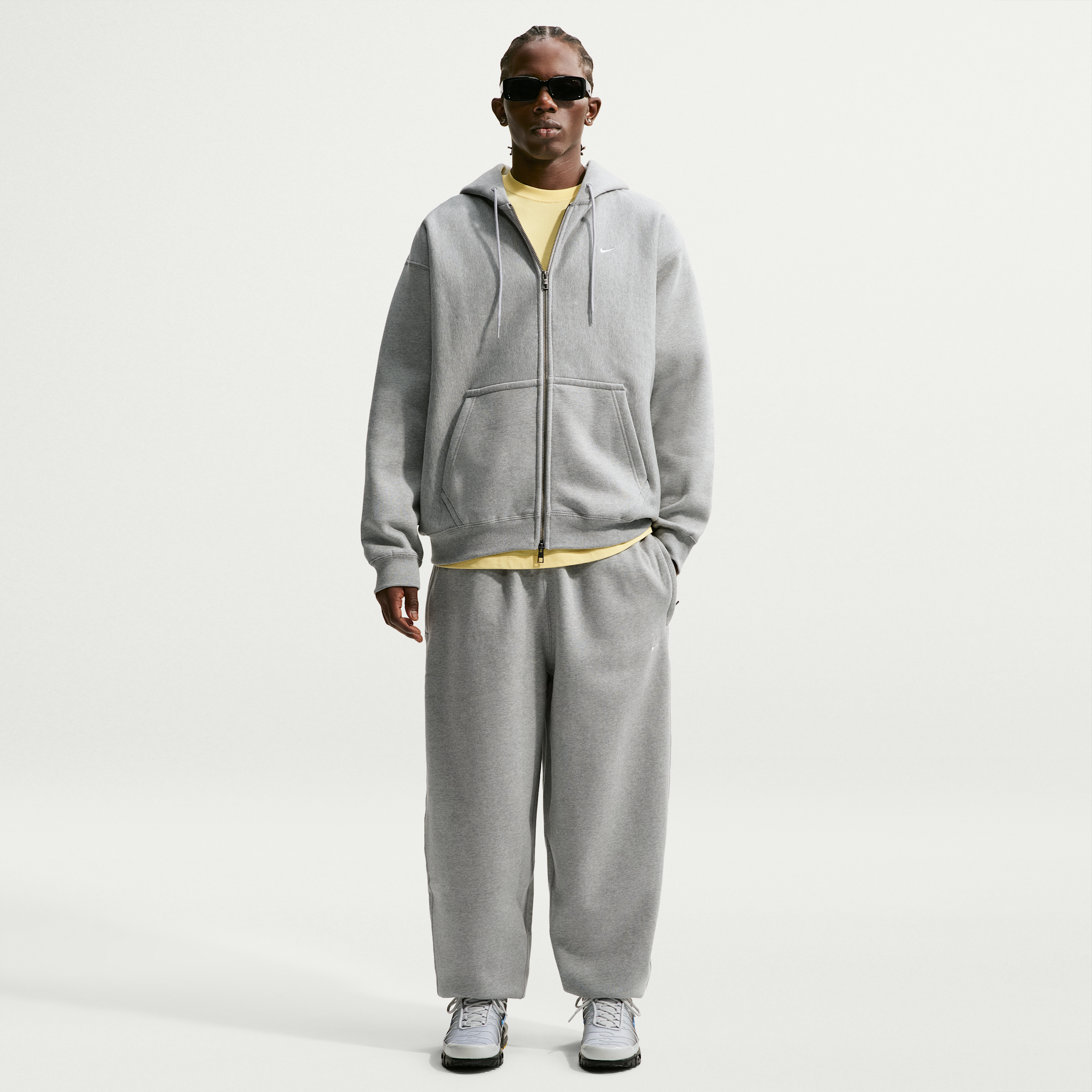 Nike Men's Solo Swoosh Cuffed Fleece Pants in Dark Grey Heather/Light Smoke Grey/White Size: 2XL