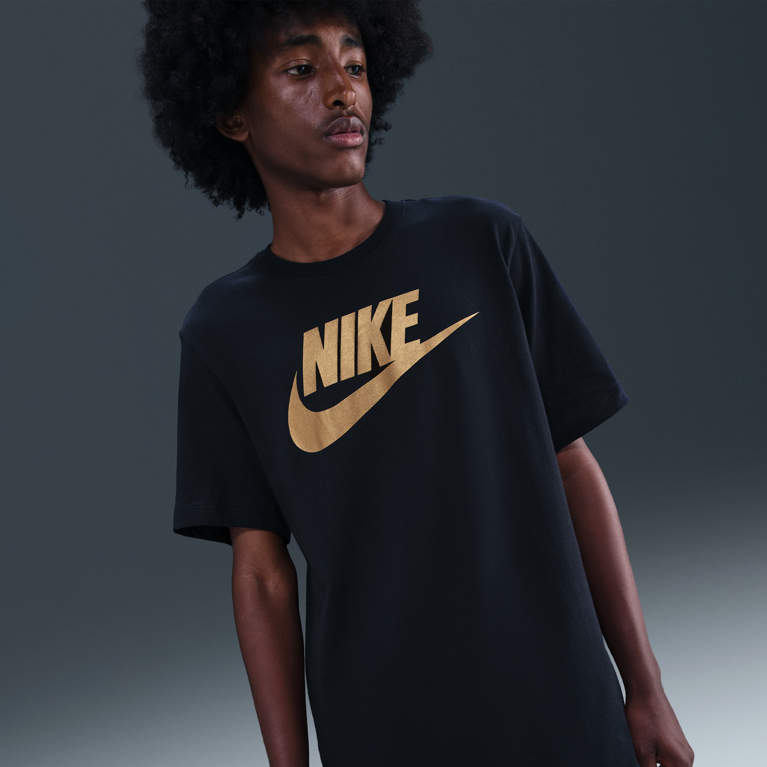 Men's Nike Sportswear T-Shirt in Black | AR5004-016
