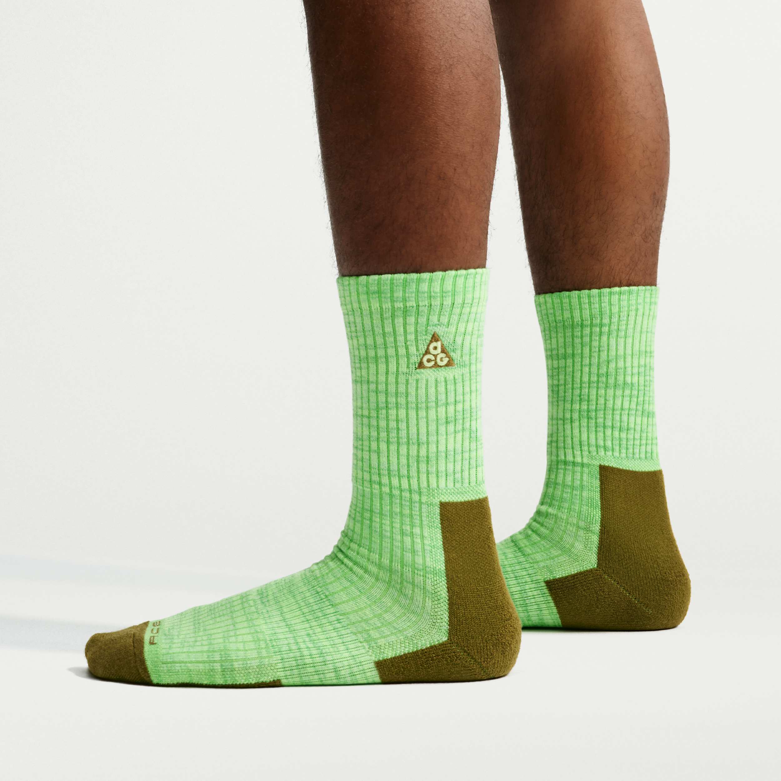 Unisex Nike ACG Everyday Cushioned Crew Socks (1 Pair) in Green | FB3341-333