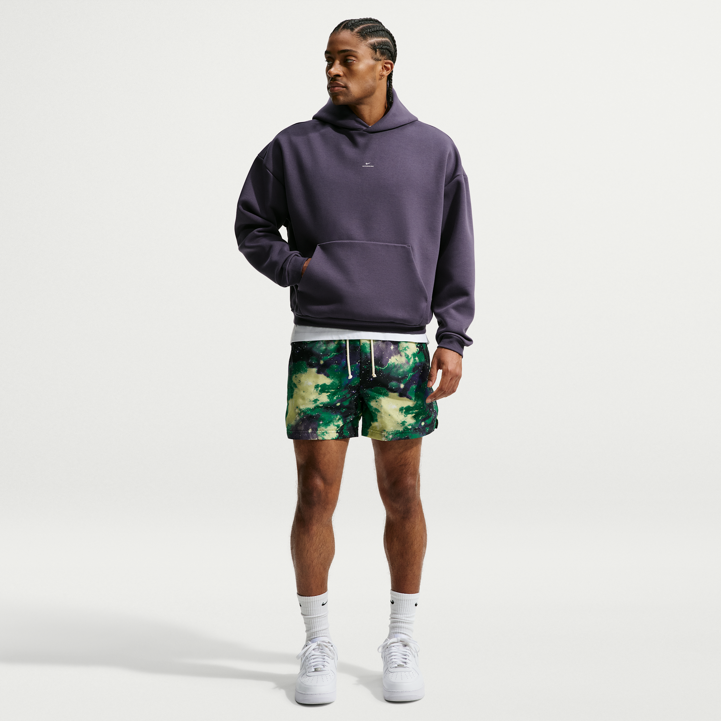 Nike Men's Standard Issue 5" Woven Basketball Shorts in Green | IX8493-365