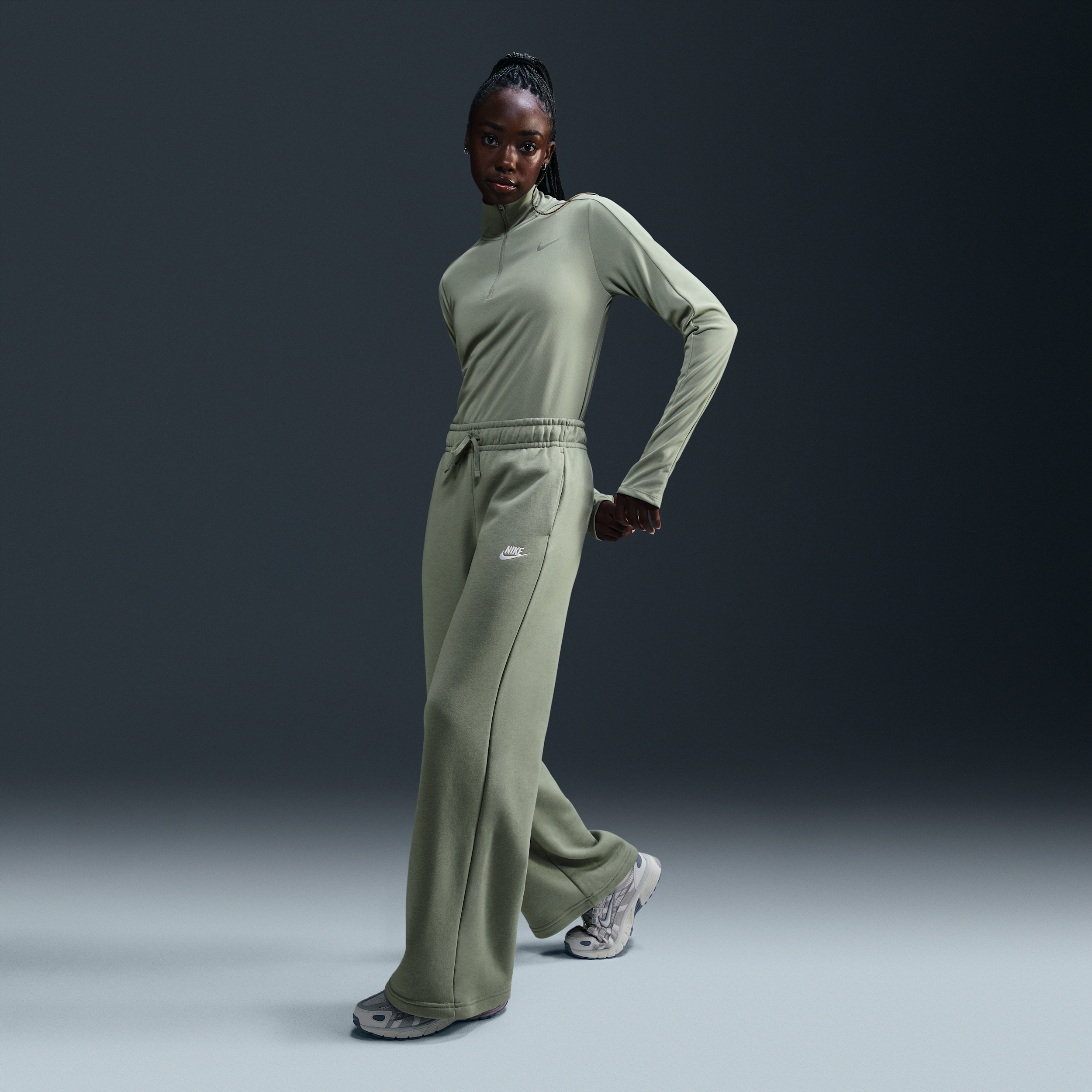 Nike Women's Sportswear Club Fleece Mid-rise Wide-leg Sweatpants In Green