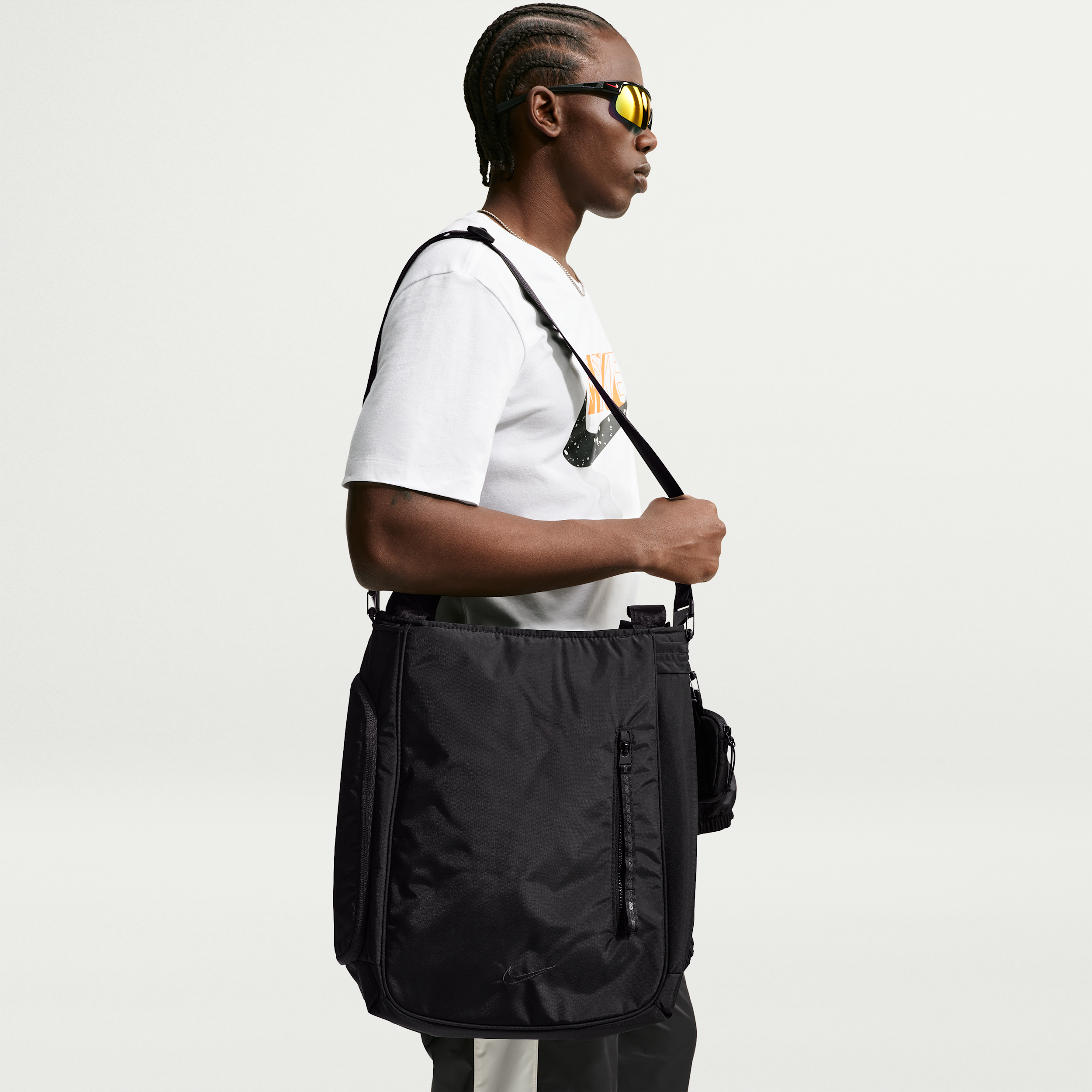 Unisex Nike Sportswear Commute Tote Bag (20L) in Black | FZ6130-011