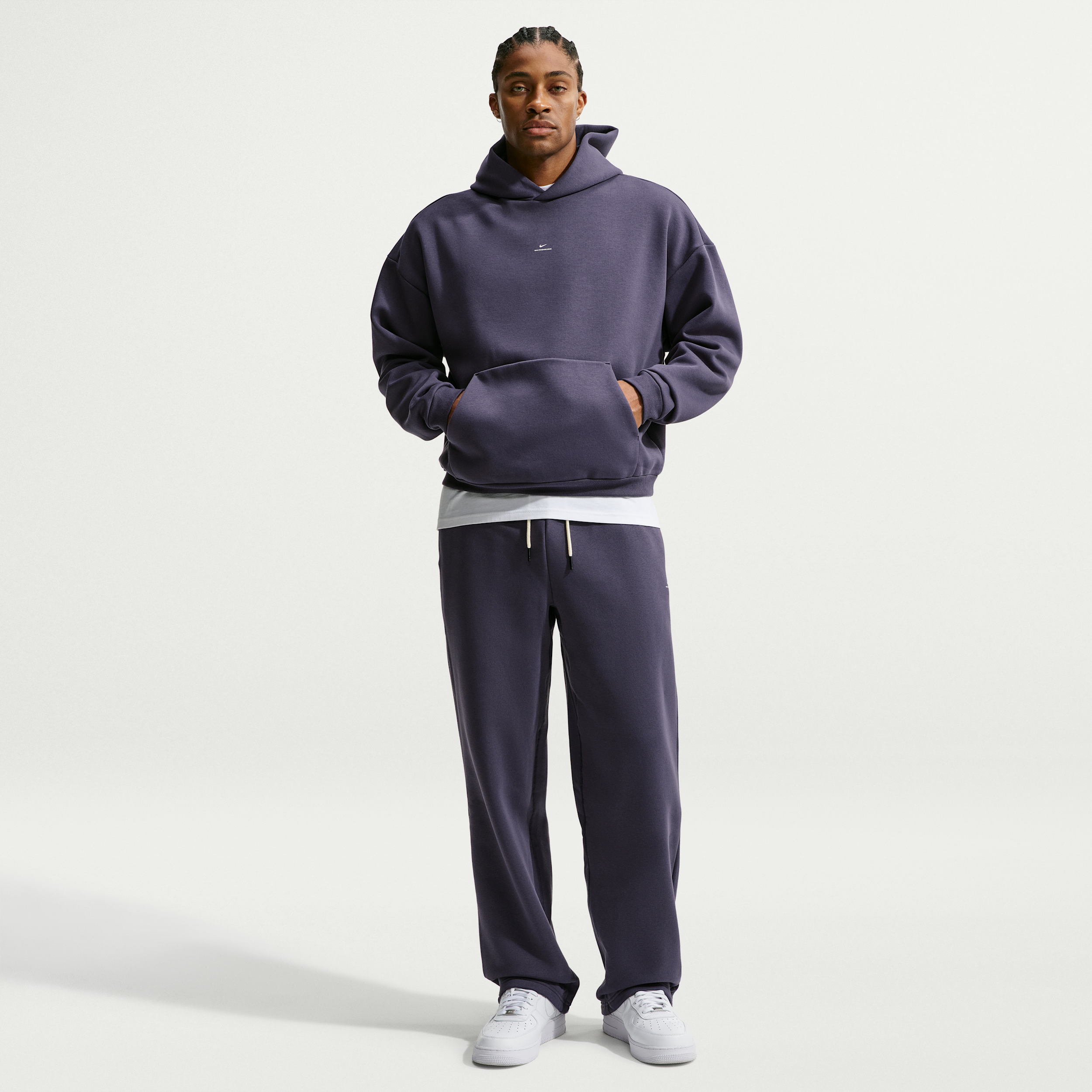 Nike Men's Standard Issue Therma-FIT Brushed Open-Hem Basketball Pants in Grey | IM6333-013