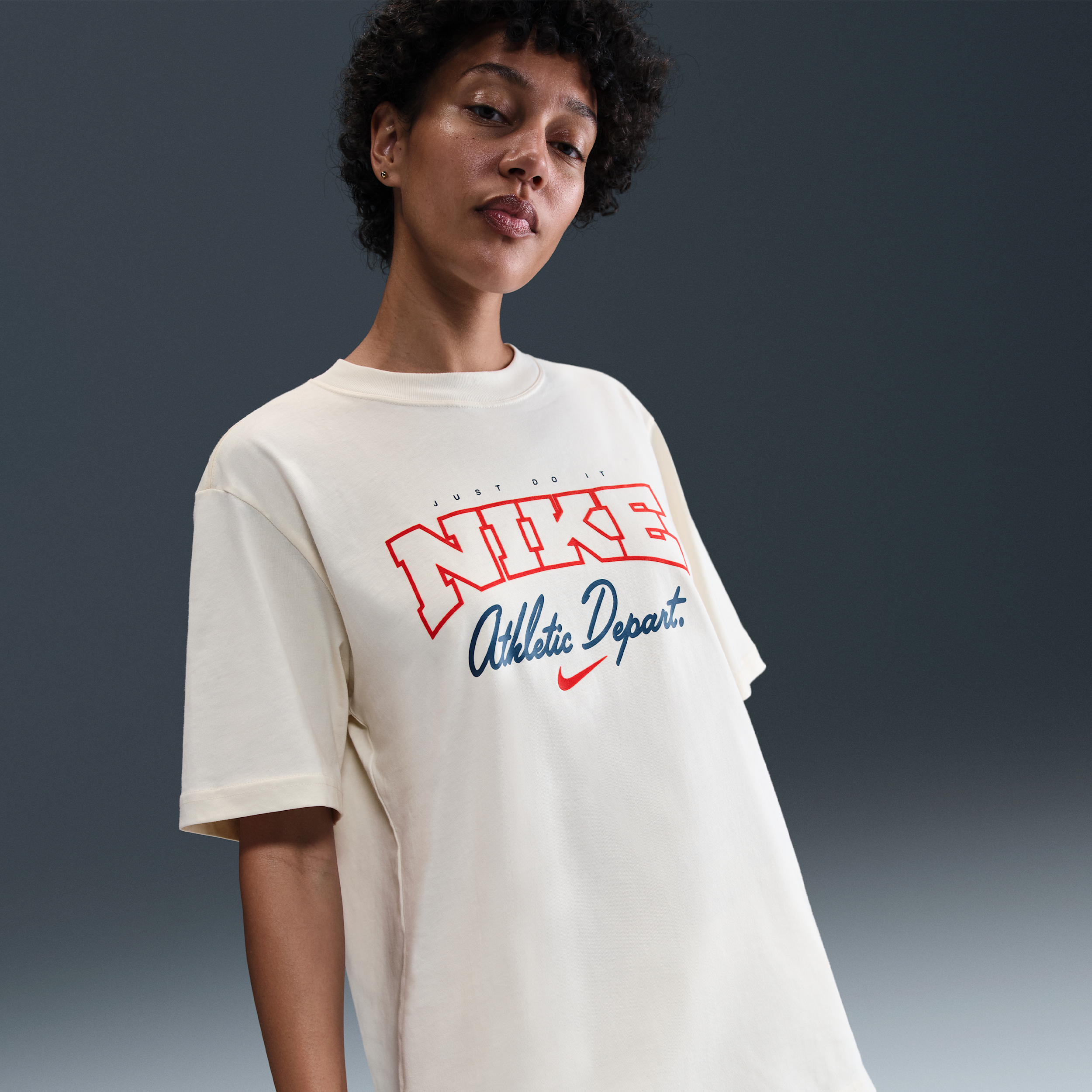 Nike Women's  Sportswear Loose Short-sleeve Graphic T-shirt