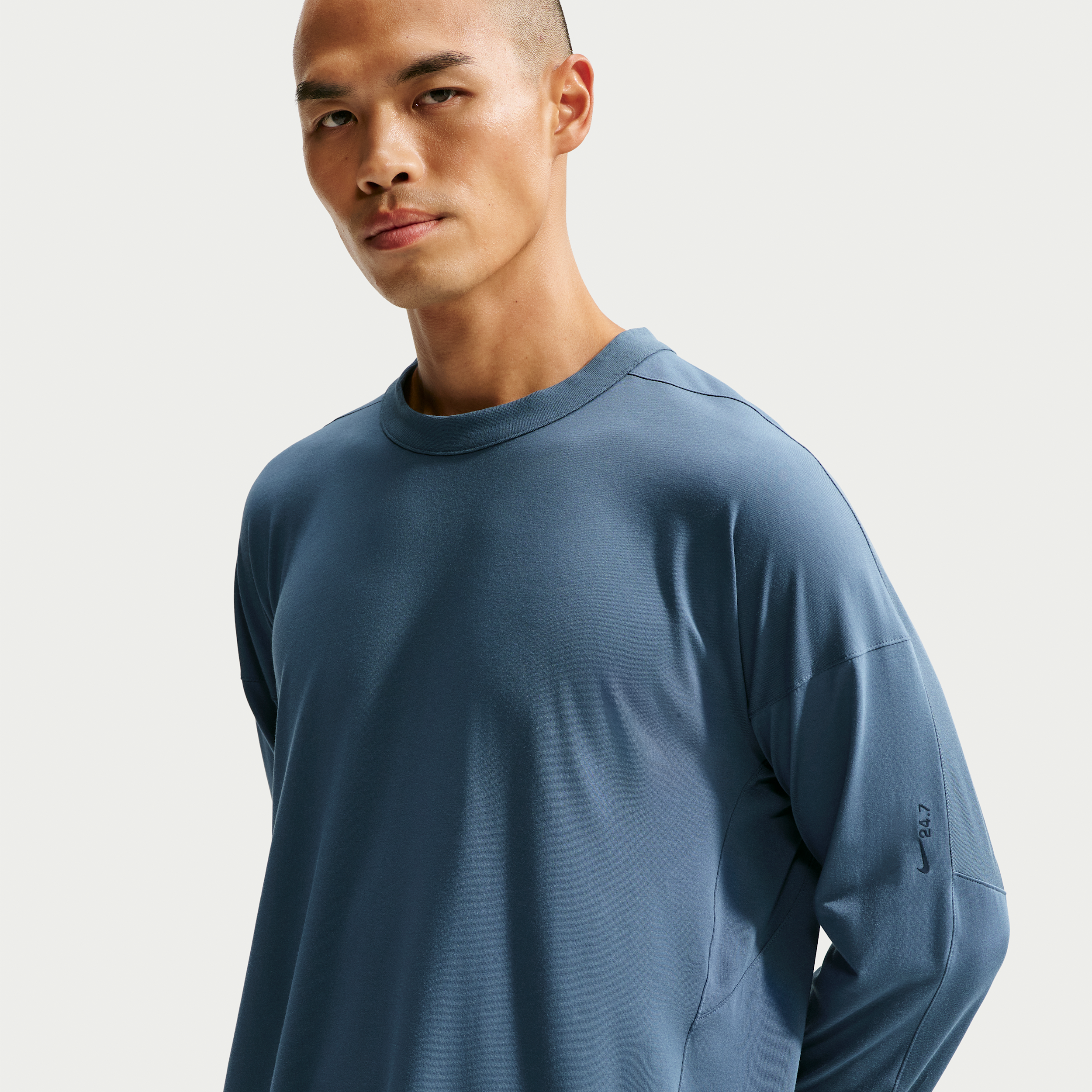 Nike Men's 24.7 ImpossiblySoft Light Dri-FIT Long-Sleeve Top in Blue | IQ8275-438