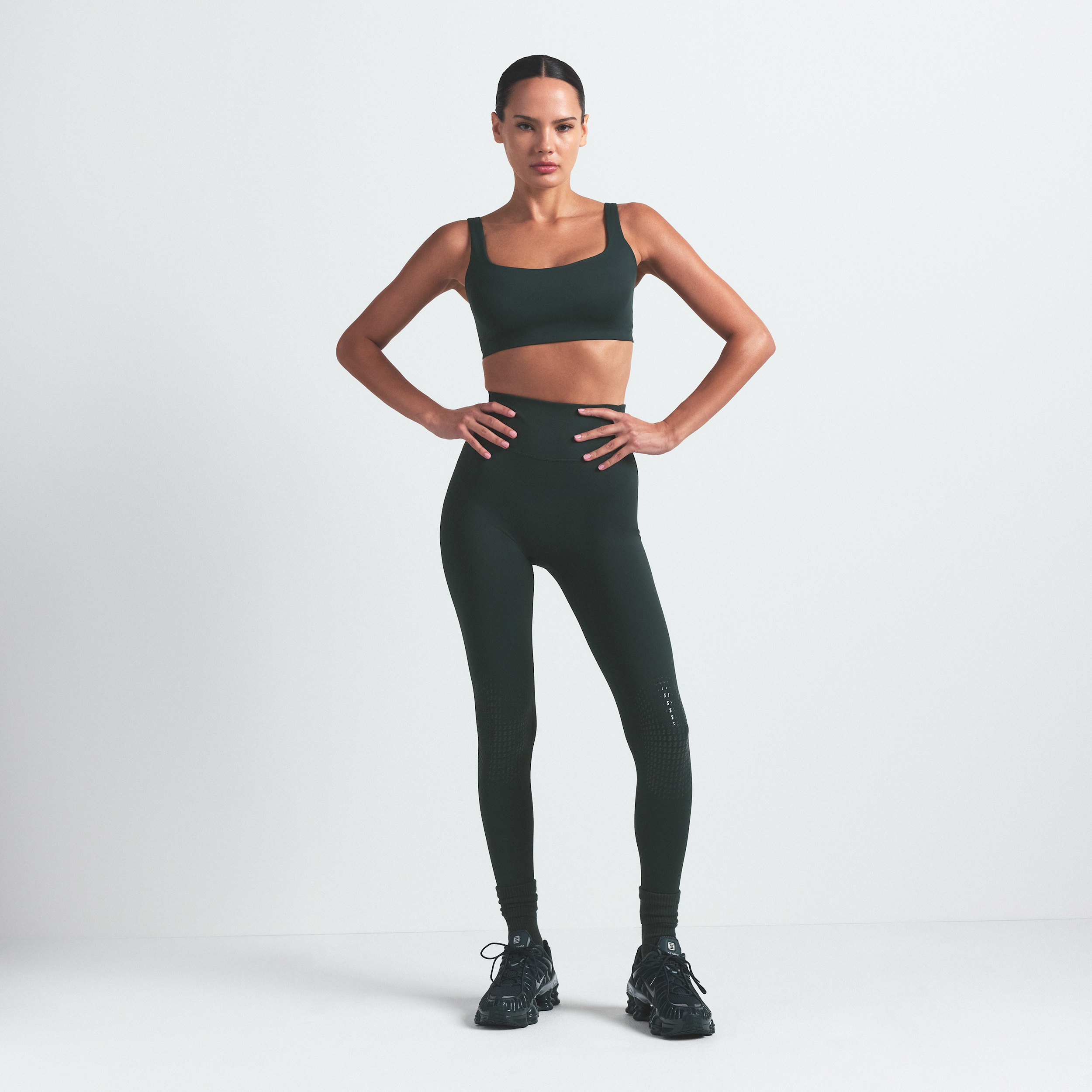 Nike Women's Skims Matte High-waisted 26" Knee Grip Leggings In Green