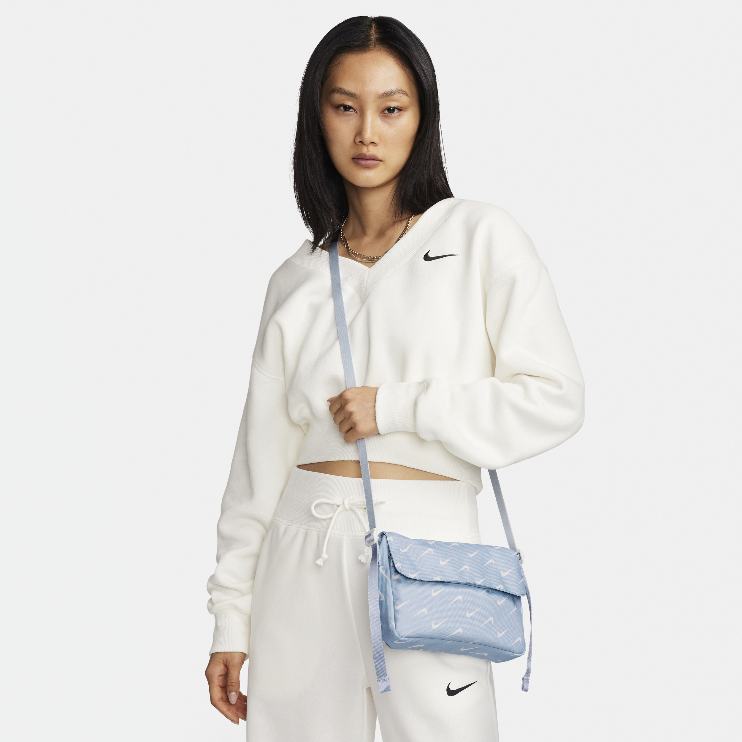 Nike Women's  Sportswear Futura 365 Crossbody Bag (3l) In Blue