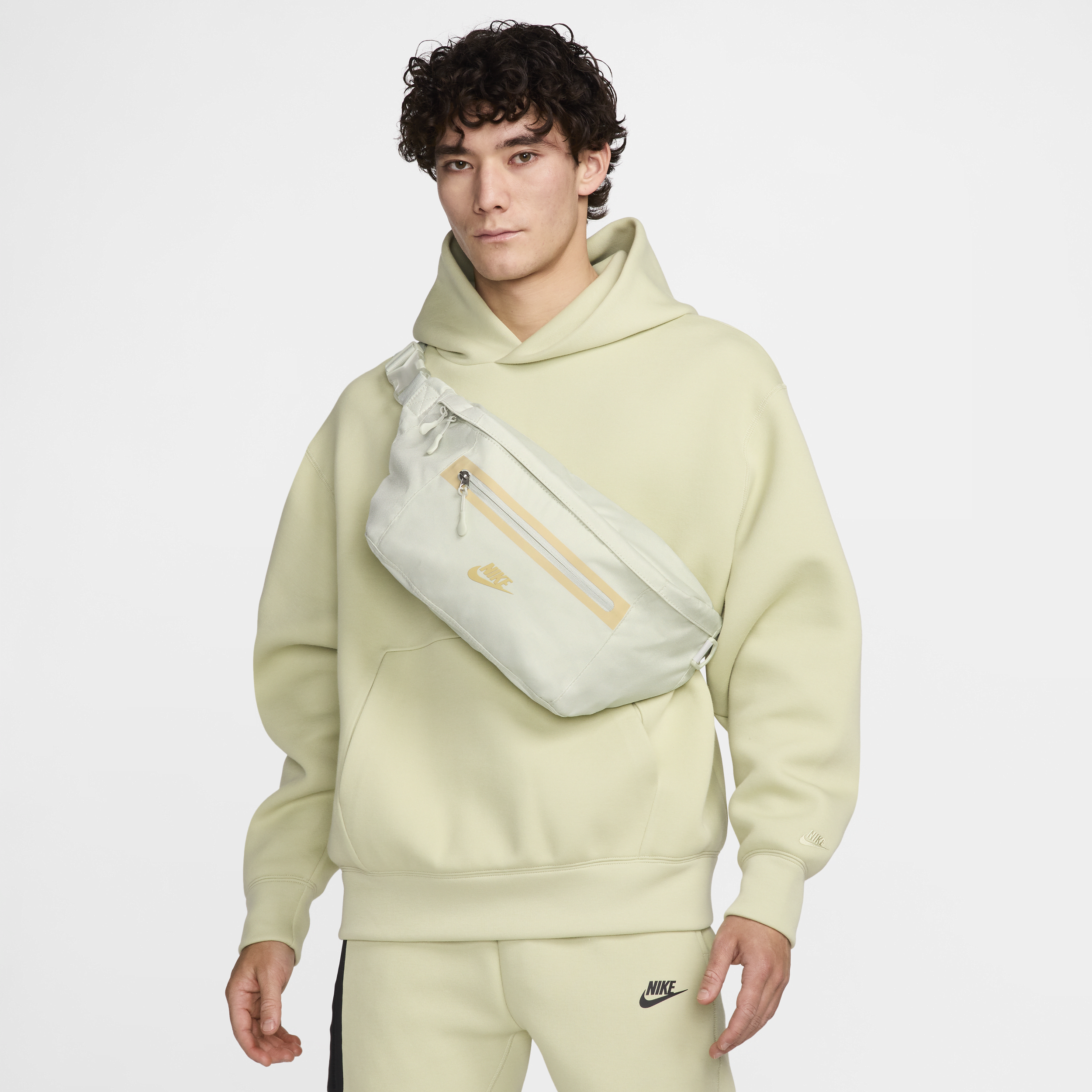 Nike Unisex Elemental Premium Fanny Pack (8l) In Green