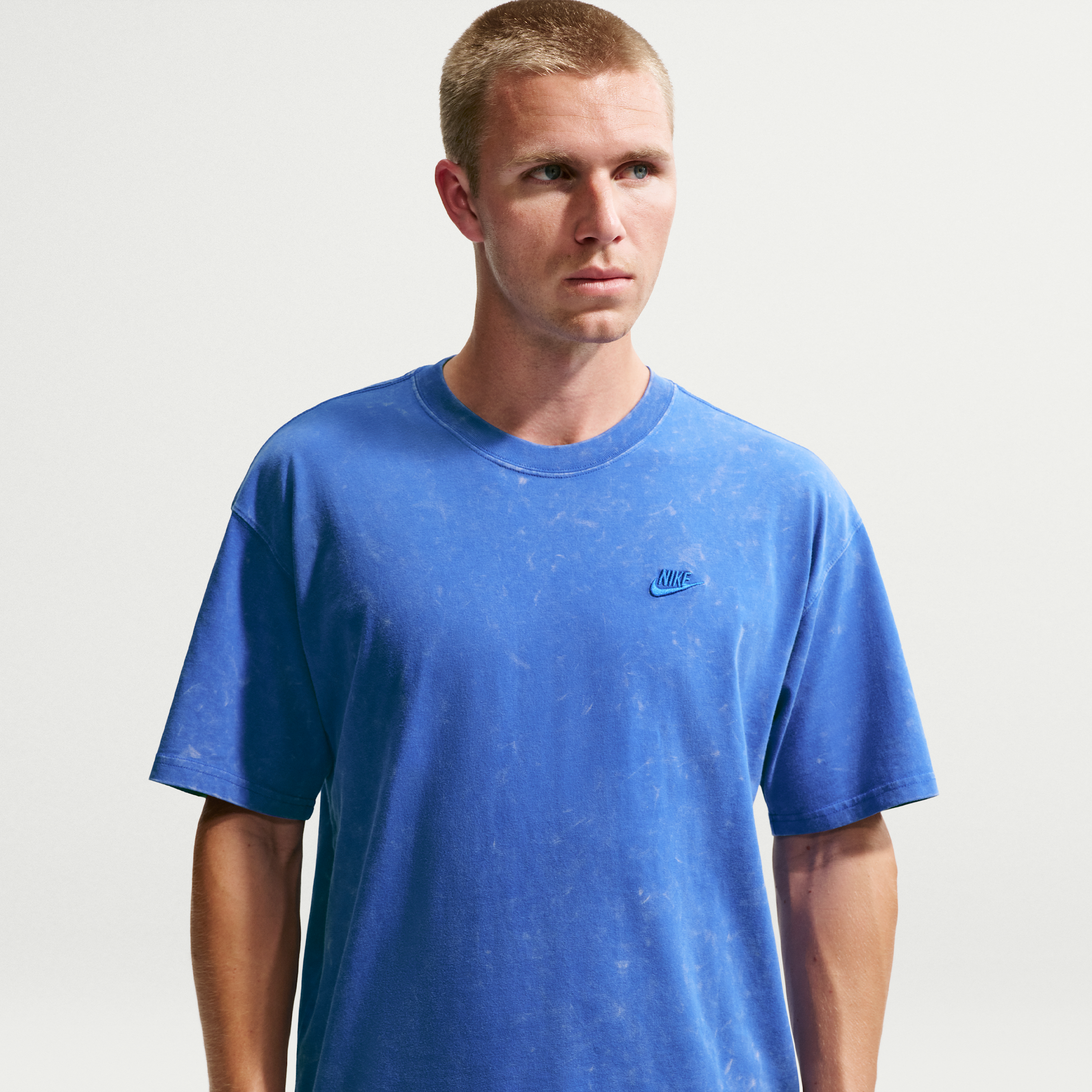 Nike Men's Sportswear Vintage-Washed T-Shirt in Game Royal Size: XL