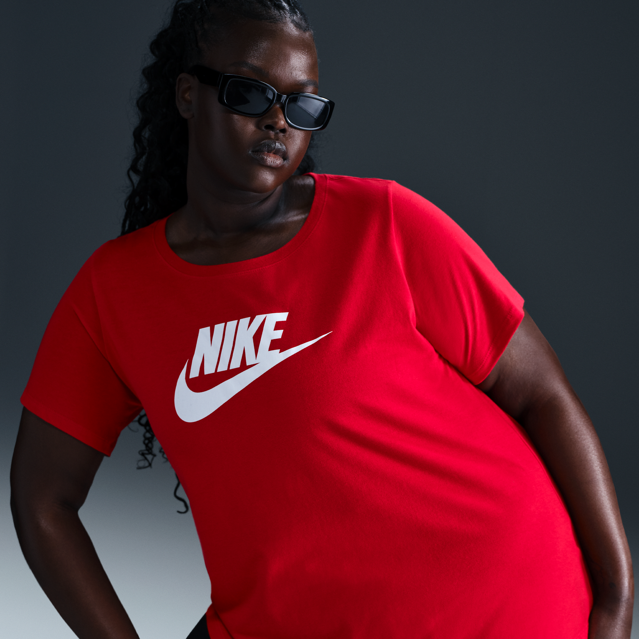 NIKE WOMEN'S  SPORTSWEAR ESSENTIALS LOGO T-SHIRT (PLUS SIZE)