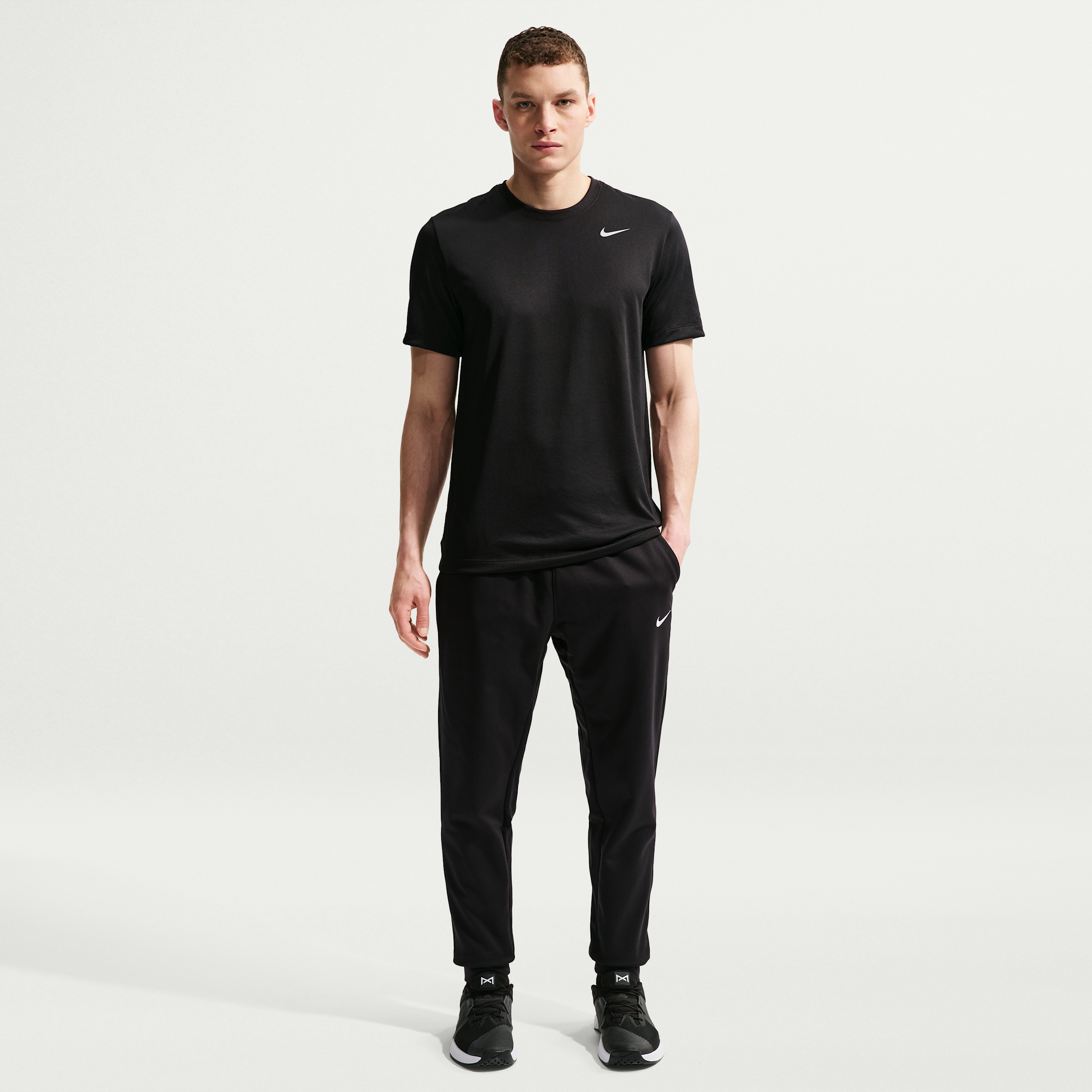 Men's Nike Therma Therma-FIT Tapered Fitness Pants in Black | DQ5405-010