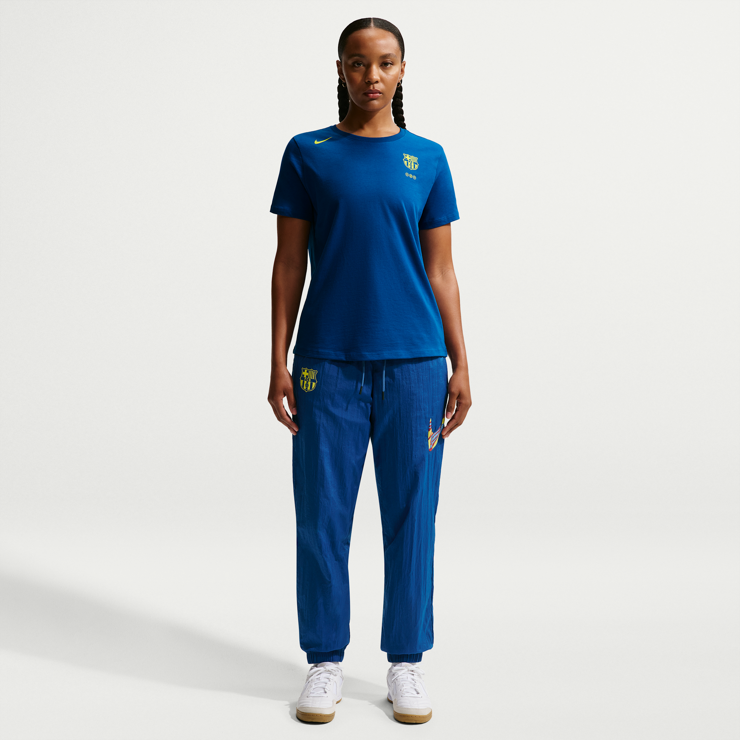 Nike FC Barcelona Essential  geweven voetbalbroek met halfhoge taille voor dames - Blauw