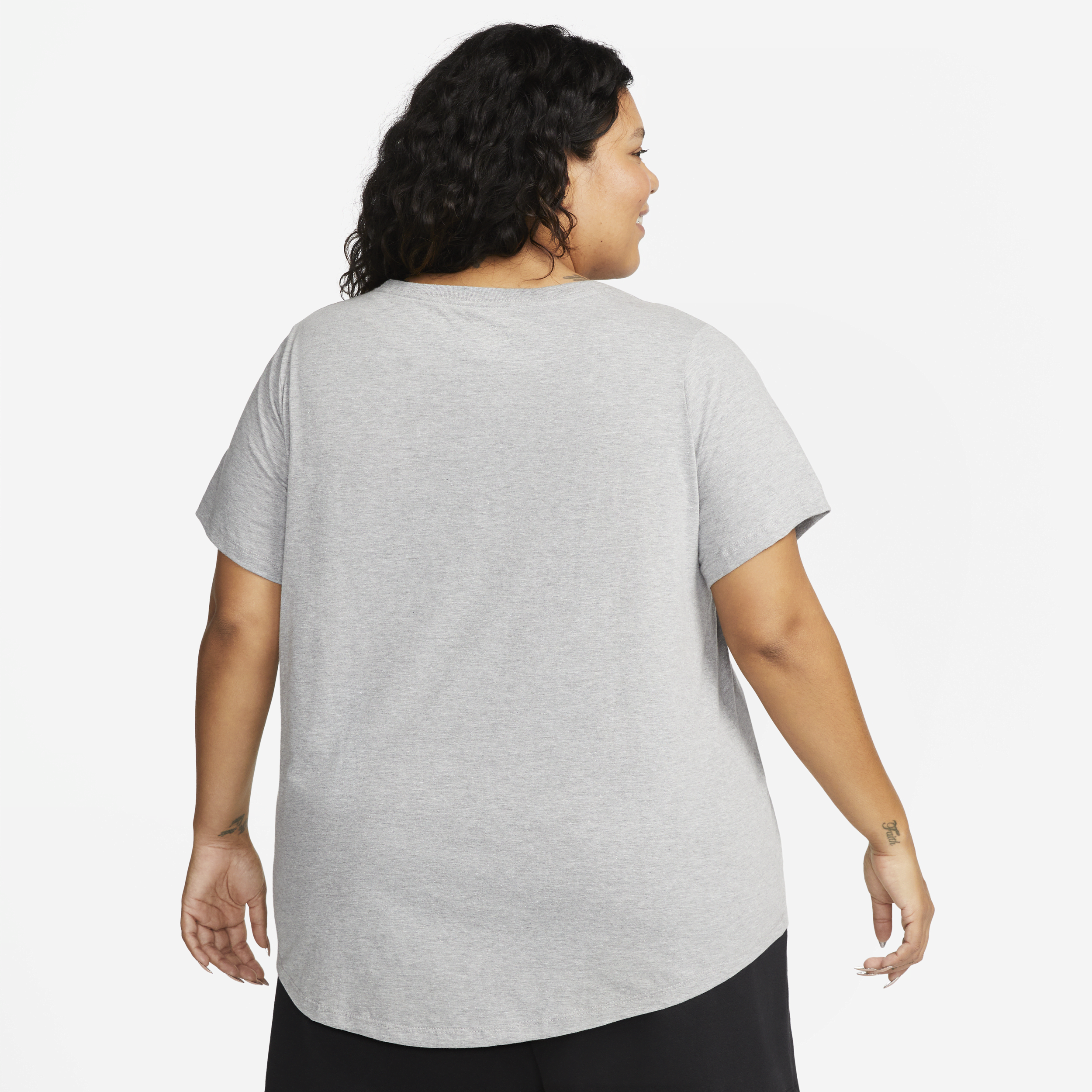 Nike Sportswear Club Essentials T-shirt voor dames (Plus Size) Grijs