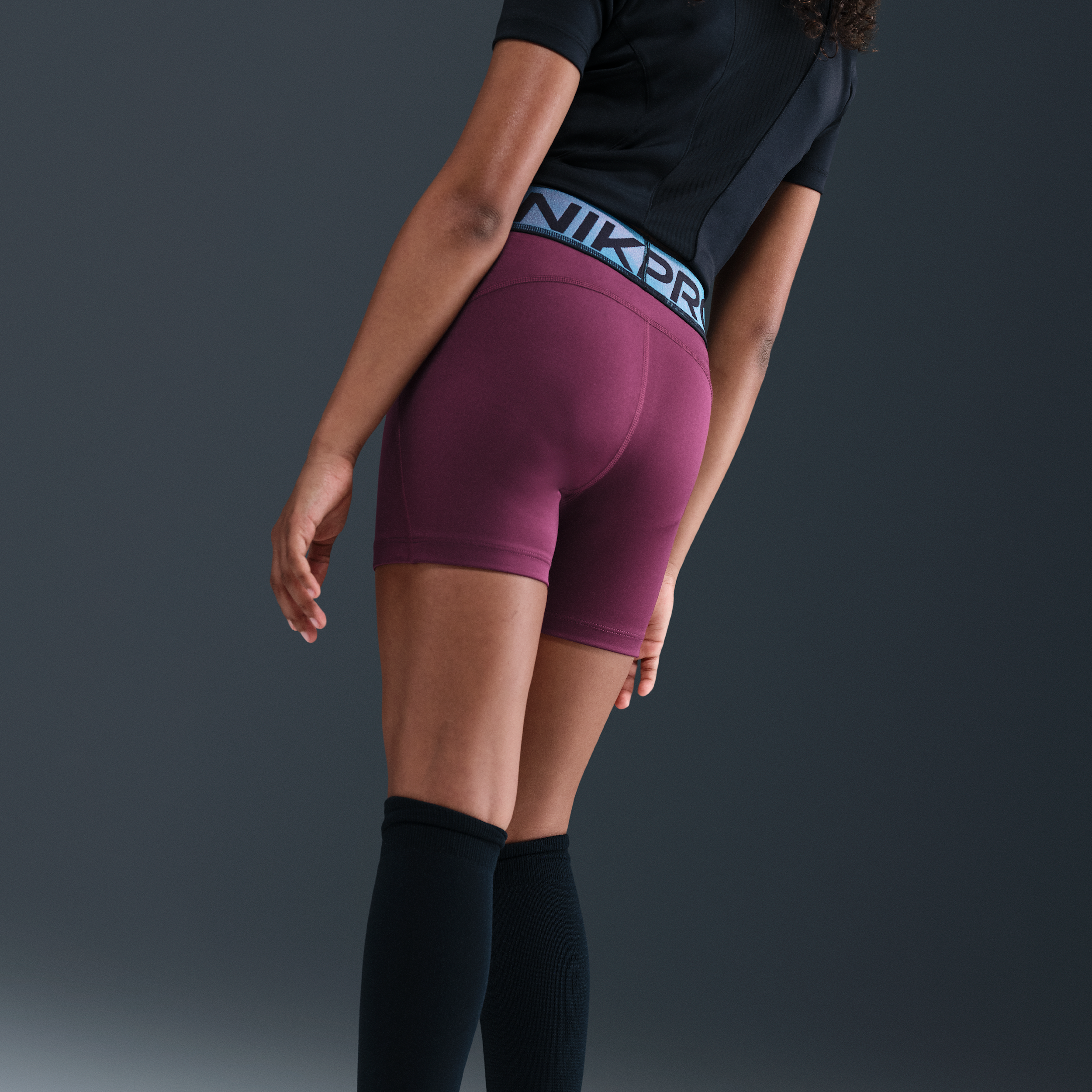 Thumbnail - Nike Pro Dri-FIT Shorts mit glänzenden Akzenten (ca. 7,5 cm) (ältere Kinder, Mädchen) - Rot